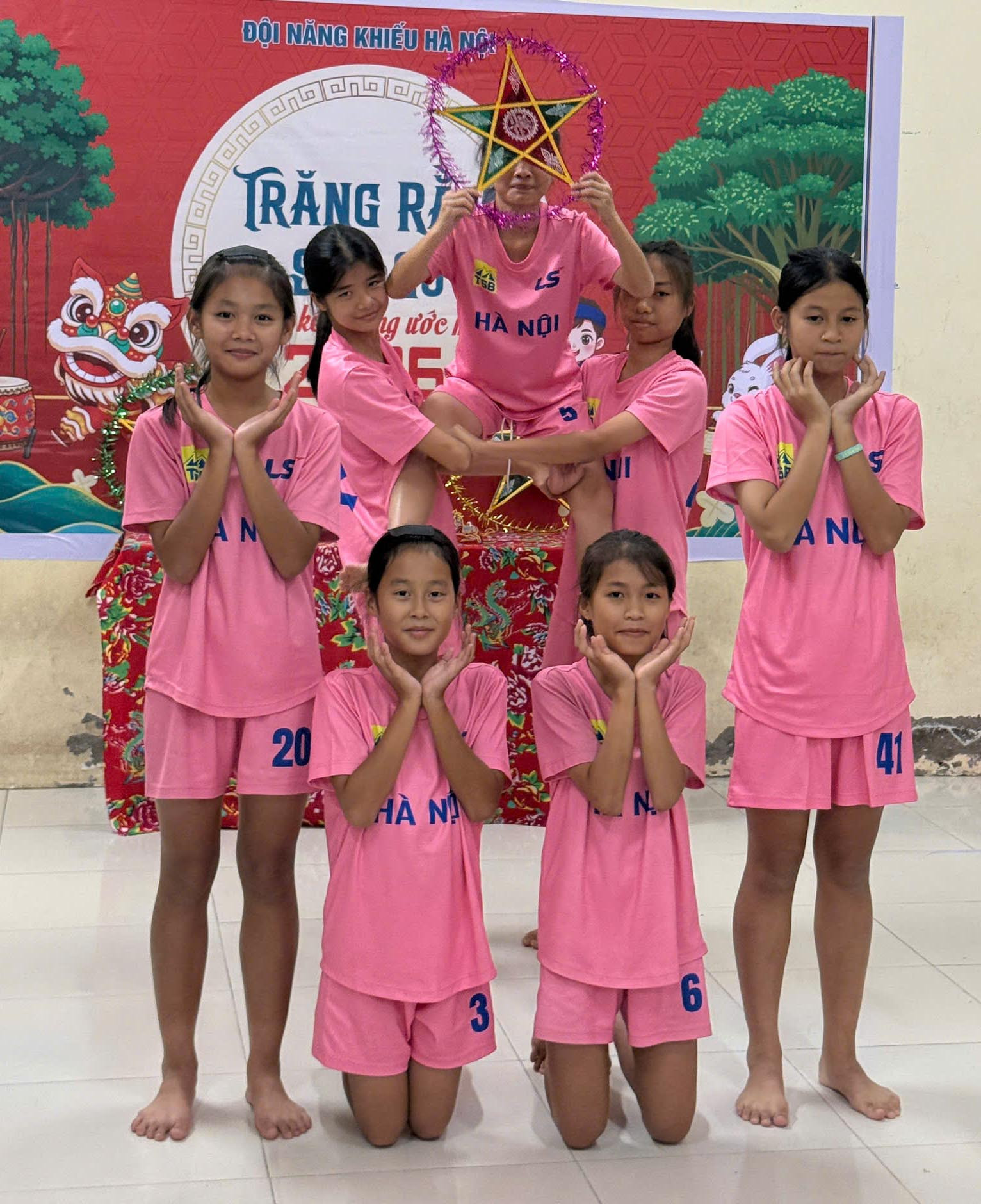 bong-da-nu-ha-noi.jpg