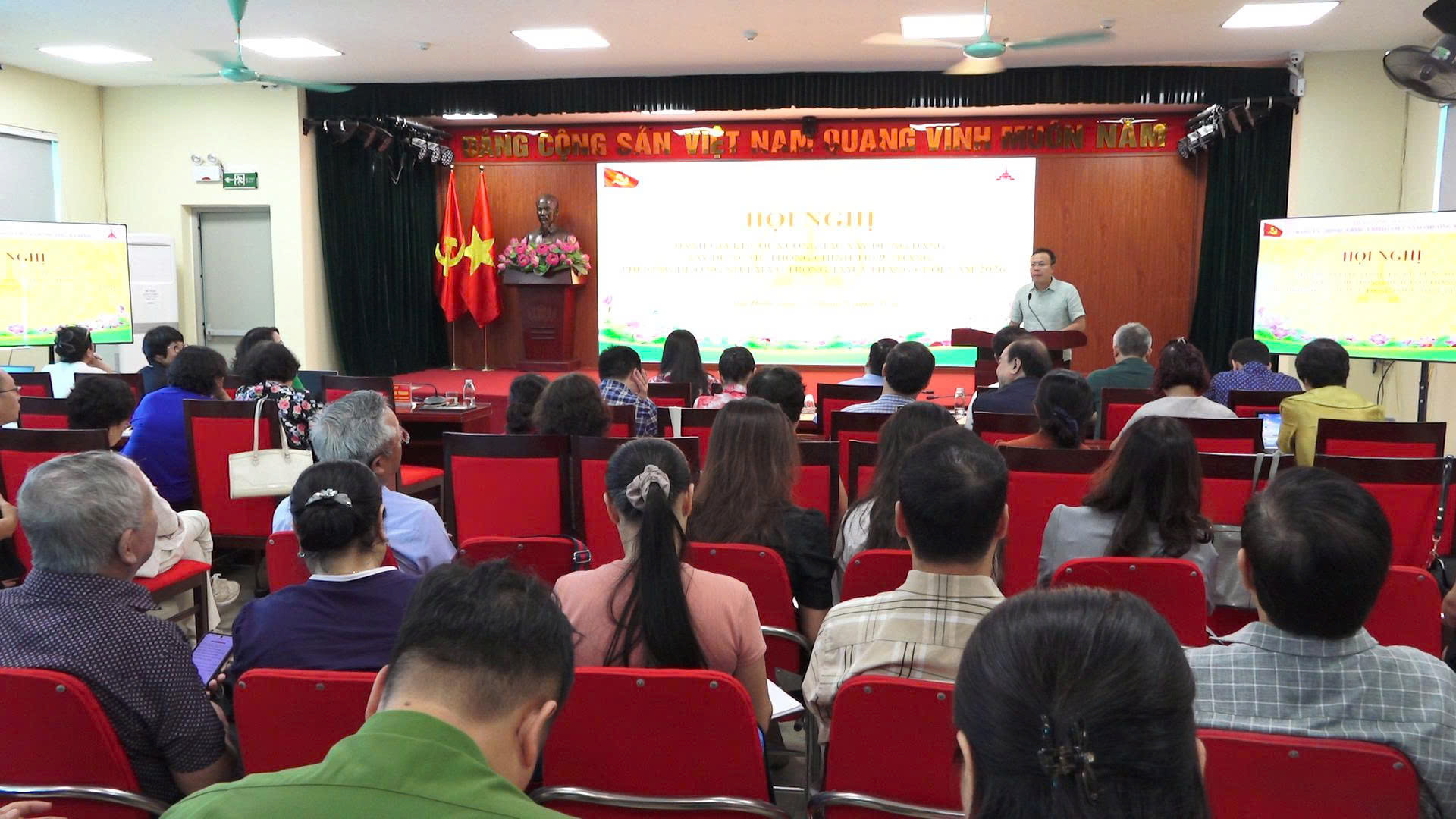 Uỷ viên Ban Thường v