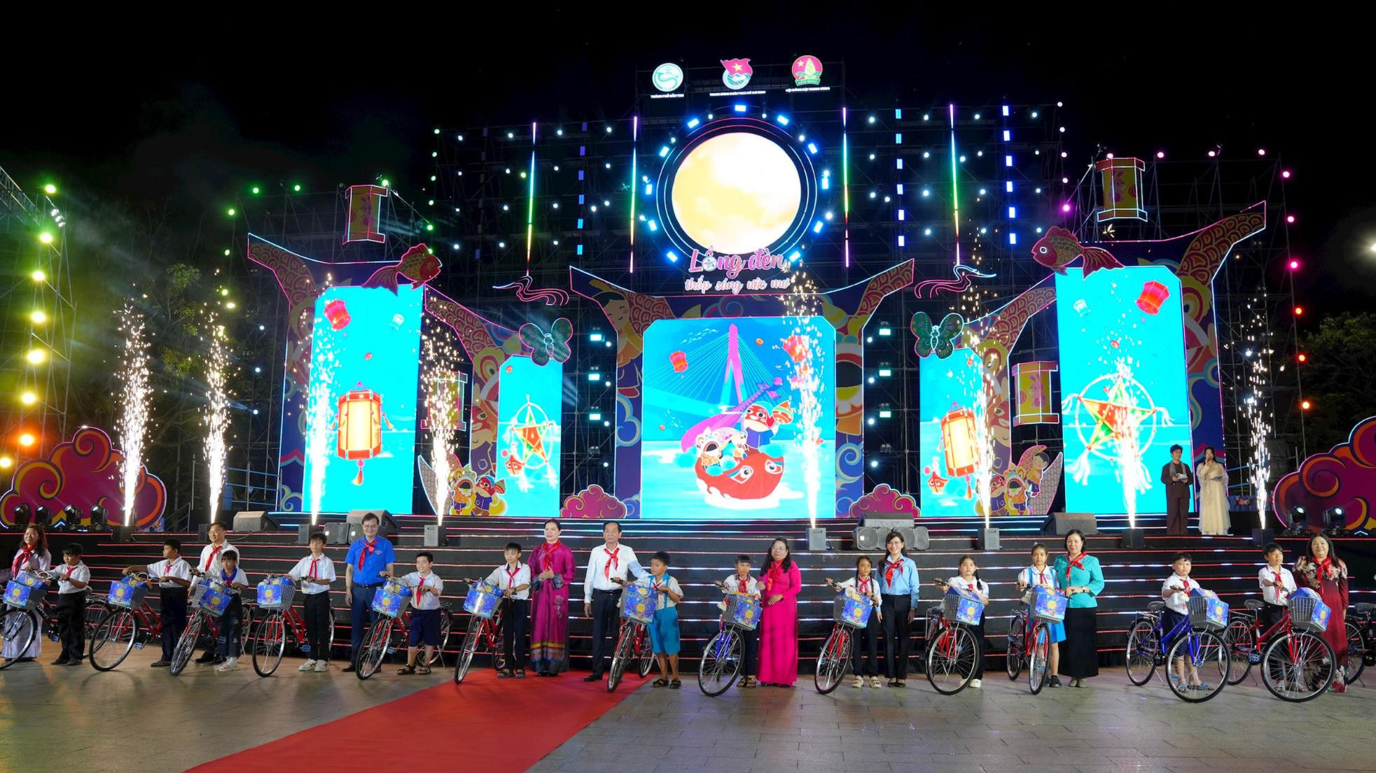 lanh-dao-trao-xe-dap.jpg
