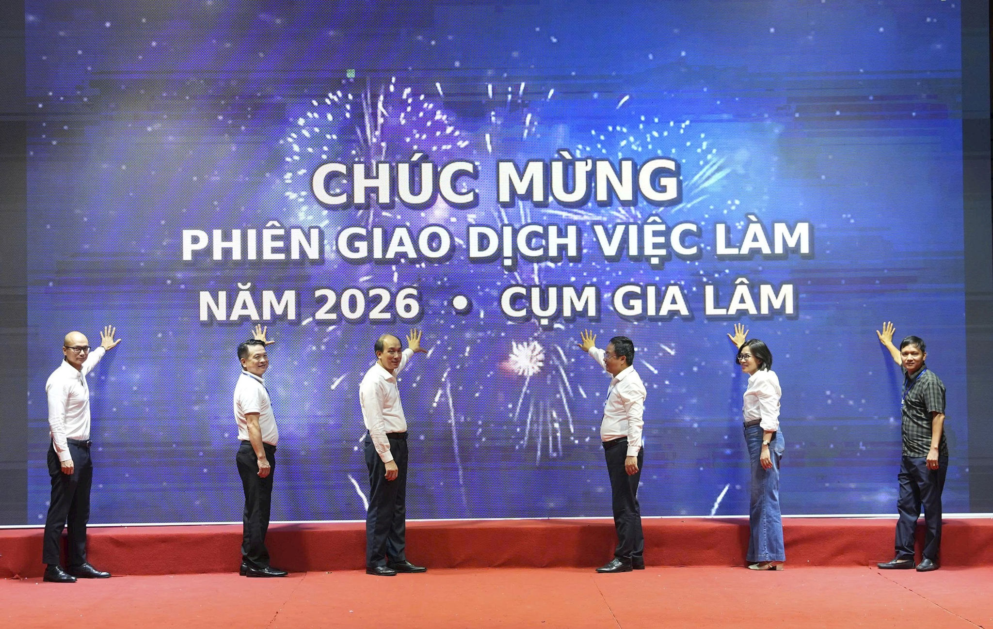 Đại biểu nhấn nút khai mạc Phiên giao dịch việc làm. Ảnh: P.V