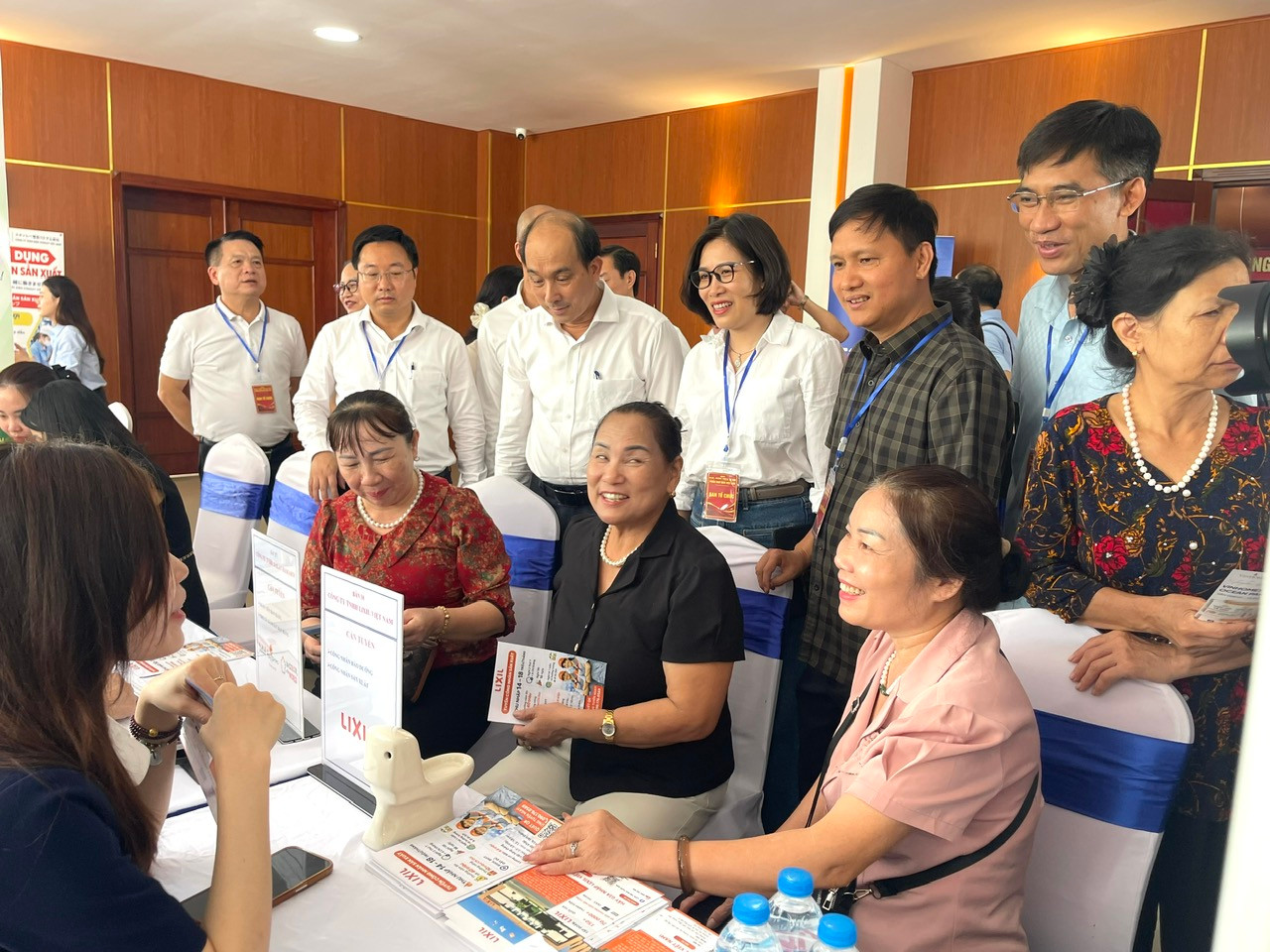 Lãnh đạo Sở Nội vụ Hà Nội và các xã thăm các gian tuyển dụng tại Phiên giao dịch việc làm. Ảnh: P.V