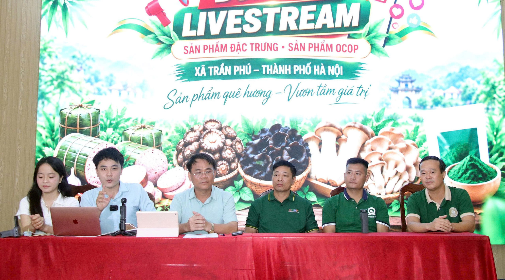 tran-phu-to-chuc-phien-livestream-san-pham-que-huong-ket-noi-vuon-xa-6-.jpg