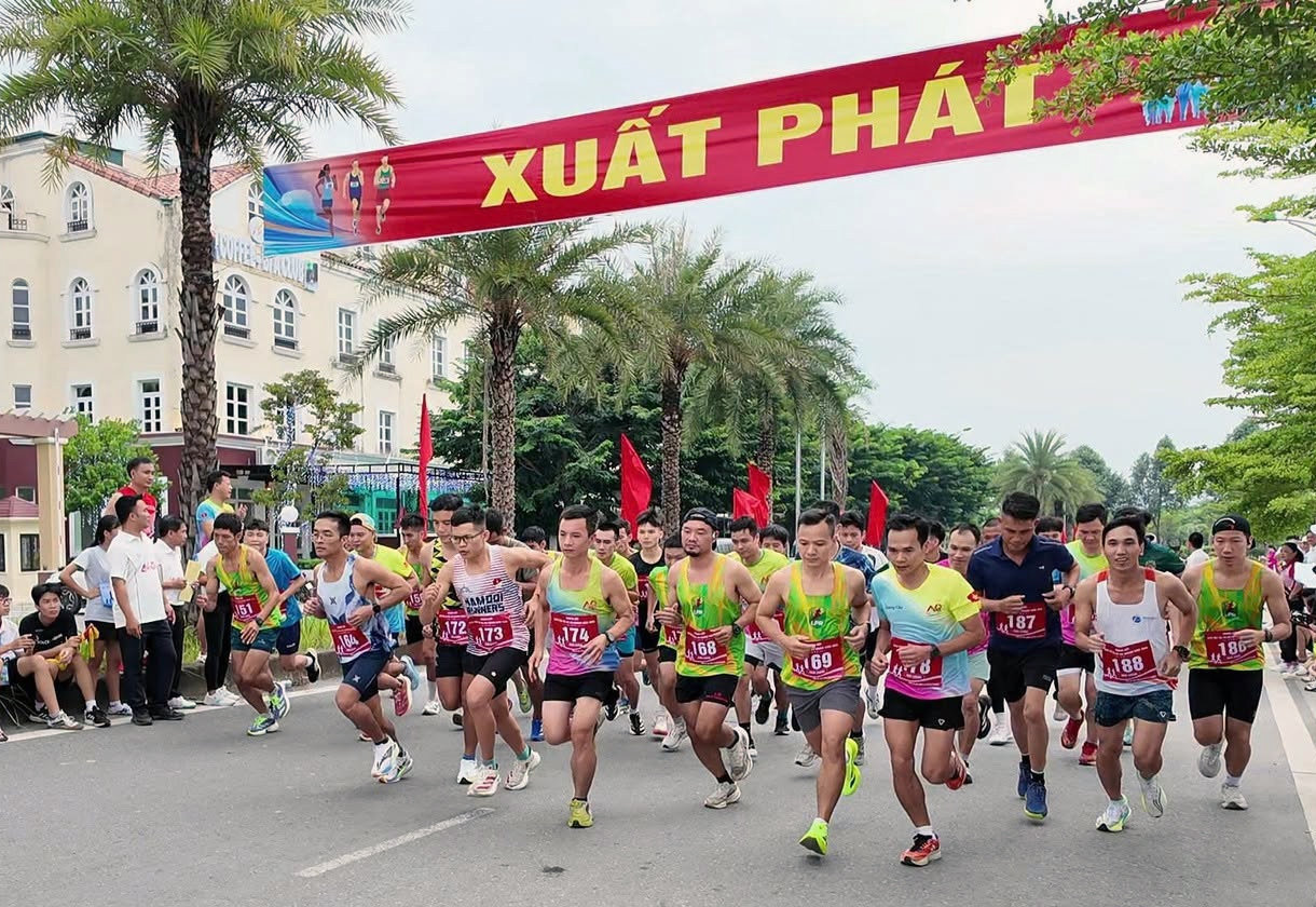 cac-nam-van-dong-vien-tham-gia-giai-chay-bao-hanoimoi-mo-rong-lan-thu-51-vi-hoa-binh-nam-2026-tai-xa-an-khanh.-anh-hong-quy.jpg
