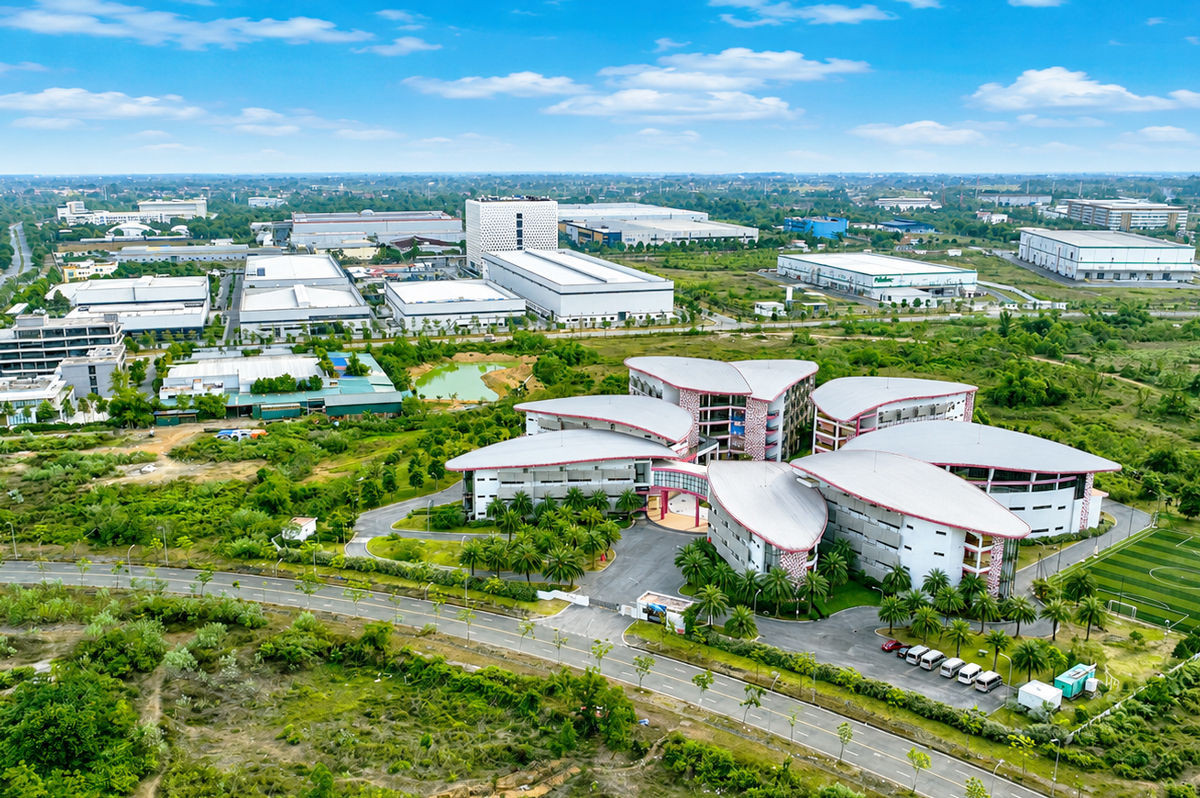 khu-cong-nghe-cao-hoa-lac-du-kien-dat-khoang-800ha-dat-sach-vao-cuoi-nam-2026-de-don-nhung-tap-doan-cong-nghe-lon-vao-dau-tu-hoan-thien-ha-tang.-anh-pham-hung.jpg
