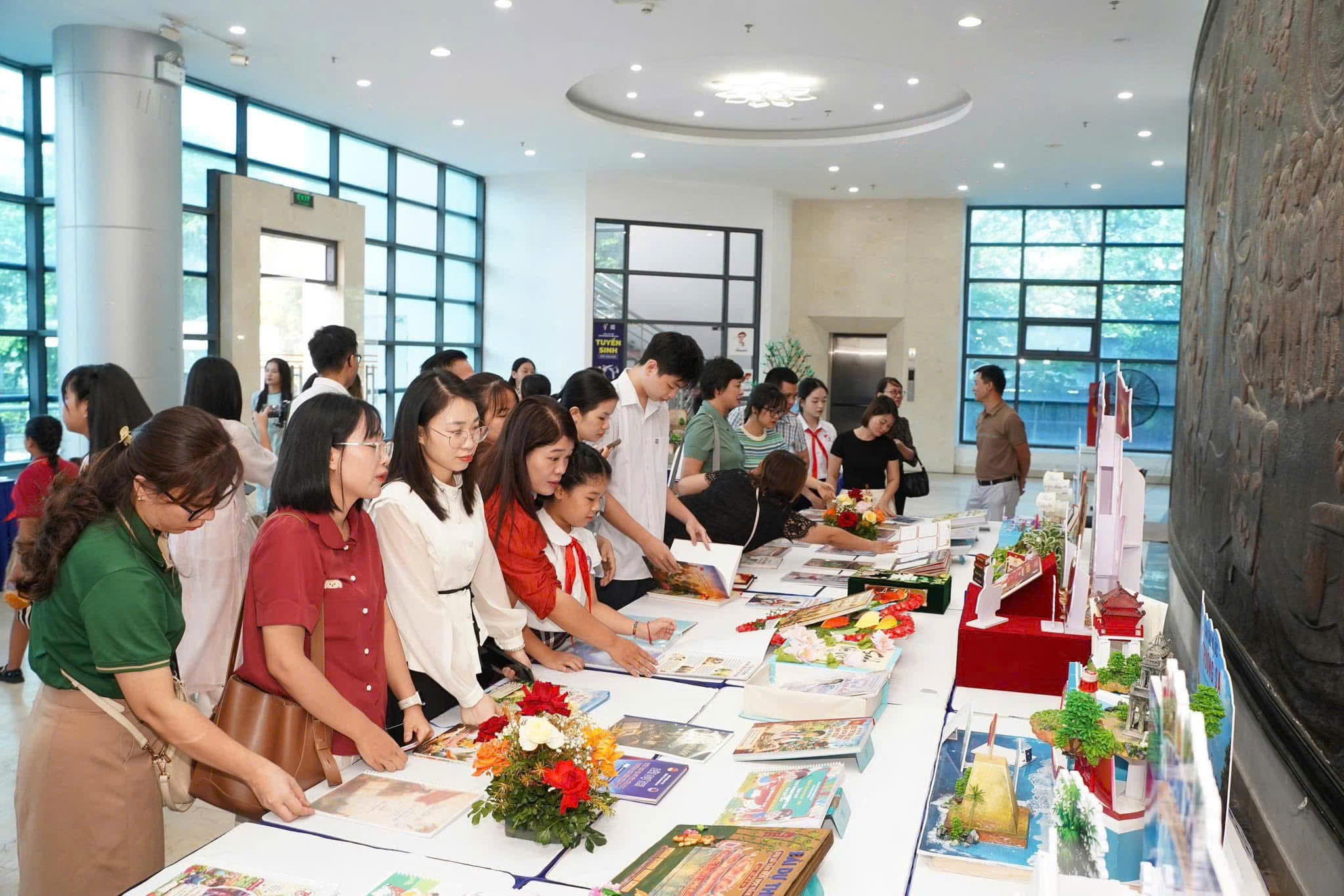 nhieu-cuon-sach-sang-kien-hay-lan-toa-van-hoa-doc-duoc-chia-se-trong-cuoc-thi-dai-su-van-hoa-doc-thanh-pho-ha-noi-nam-2026.-anh-viet-nga.jpg