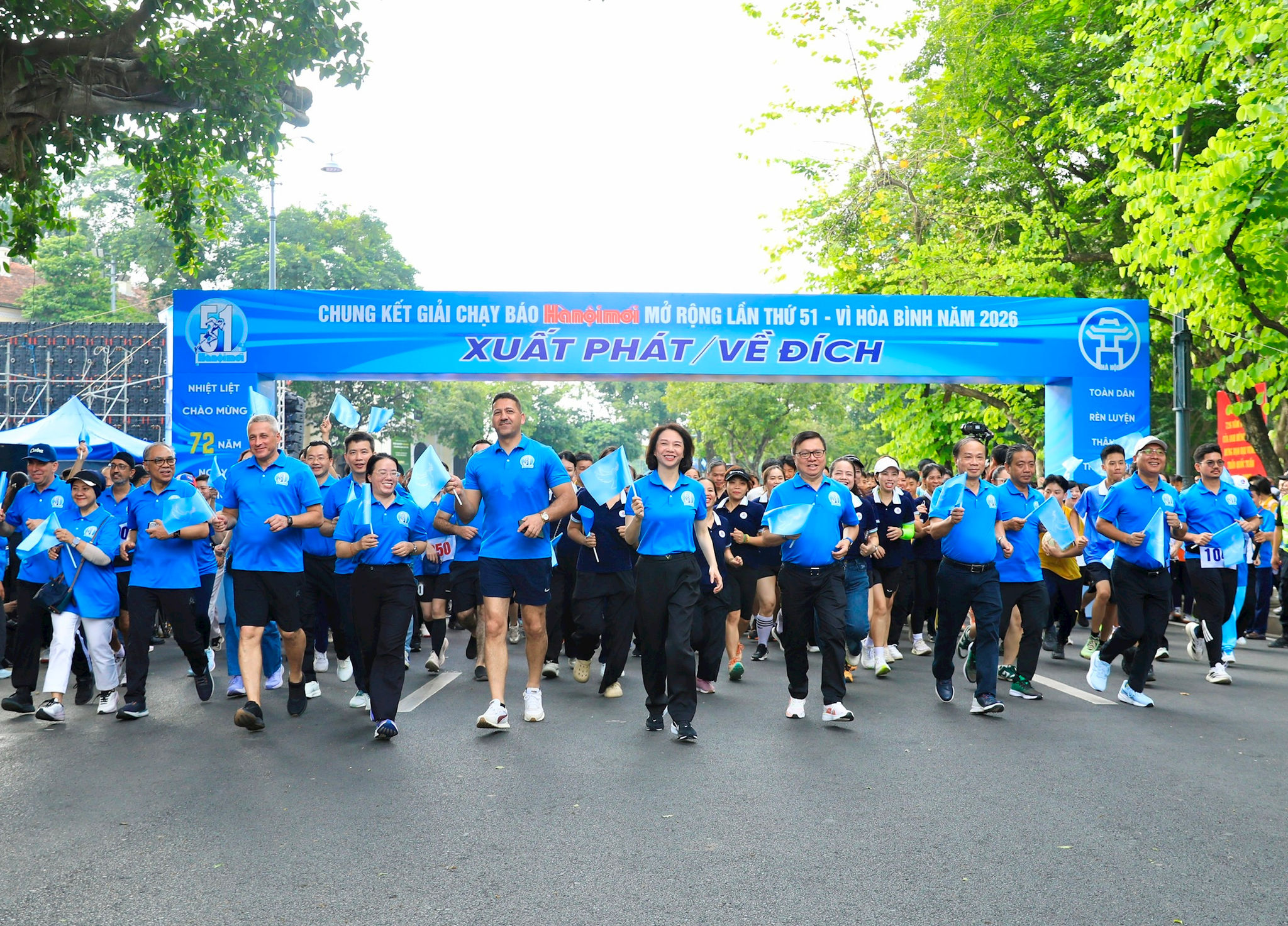 cac-dong-chi-lanh-dao-thanh-pho-cac-dai-bieu-cung-cac-vi-khach-quoc-te-va-vdv-tham-gia-chay-huong-ung-giai-chay-bao-hanoimoi-mo-rong-lan-thu-51.-anh-viet-thanh.jpg