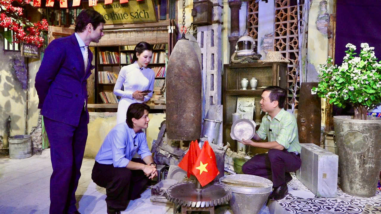 pho-chu-tich-ubnd-phuong-ba-dinh-nguyen-dan-huy-ben-phai-gioi-thieu-ve-cac-vat-pham-duoc-tai-che-tu-vo-bom-dan-da-qua-xu-li.-anh-pv.jpg