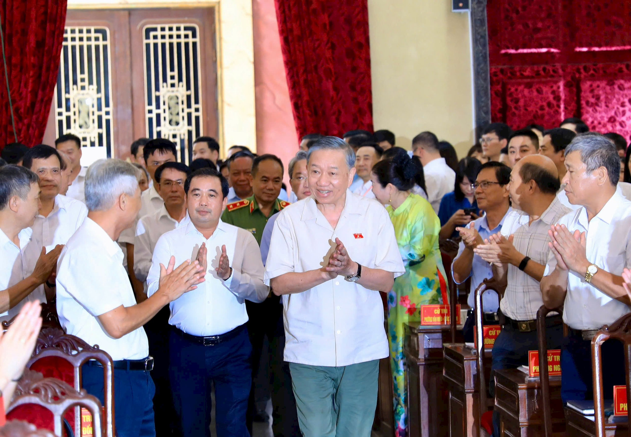 tong-bi-thu-chu-tich-nuoc-to-lam-cung-lanh-dao-thanh-pho-ha-noi-tai-buoi-tiep-xuc-cu-tri-ha-noi-chieu-27-9.-anh-quang-thai.jpg