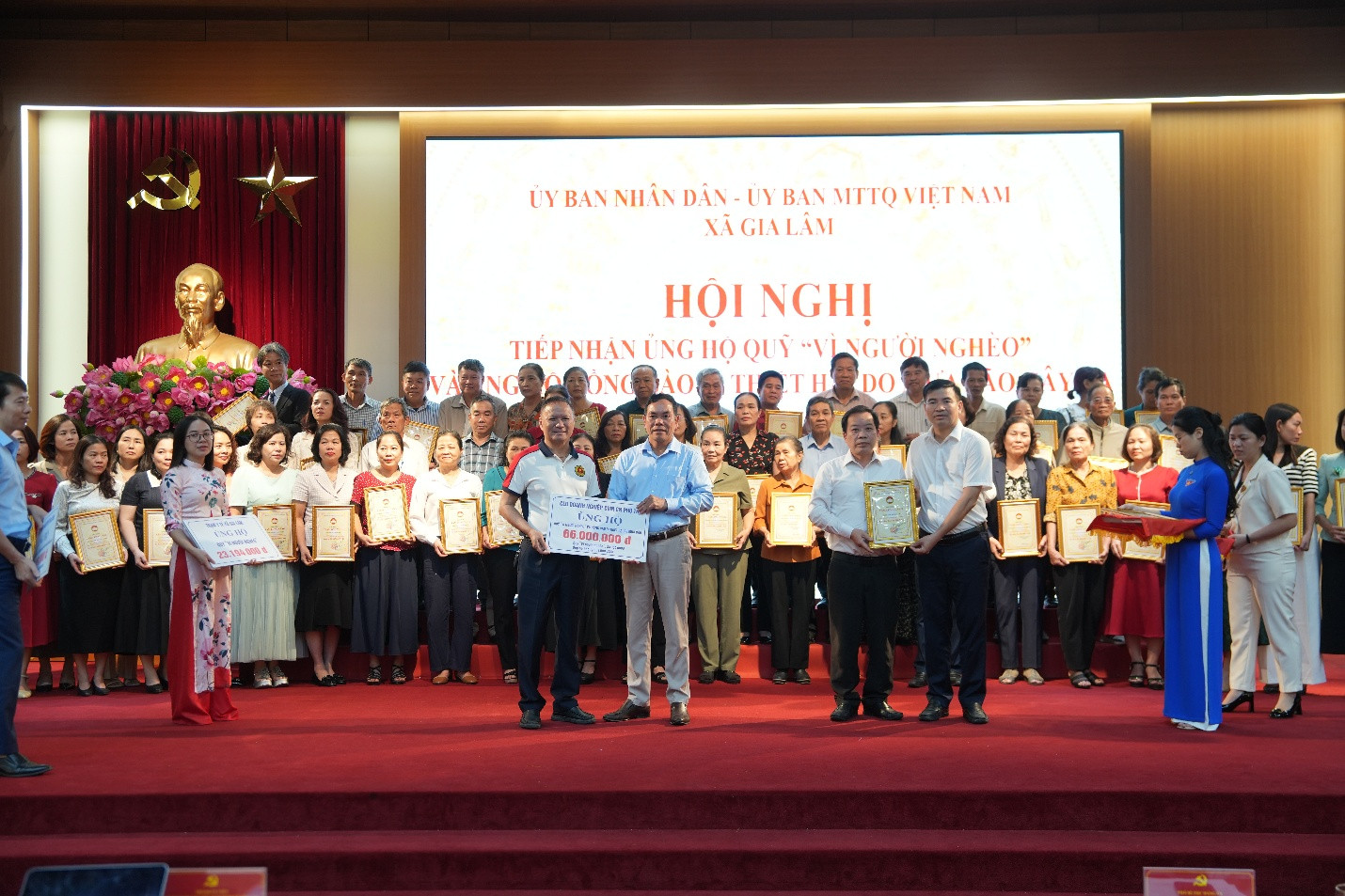 Lãnh đạo UBND, Ủy ban MTTQ Việt Nam xã Gia Lâm tiếp nhận ủng hộ Quỹ 