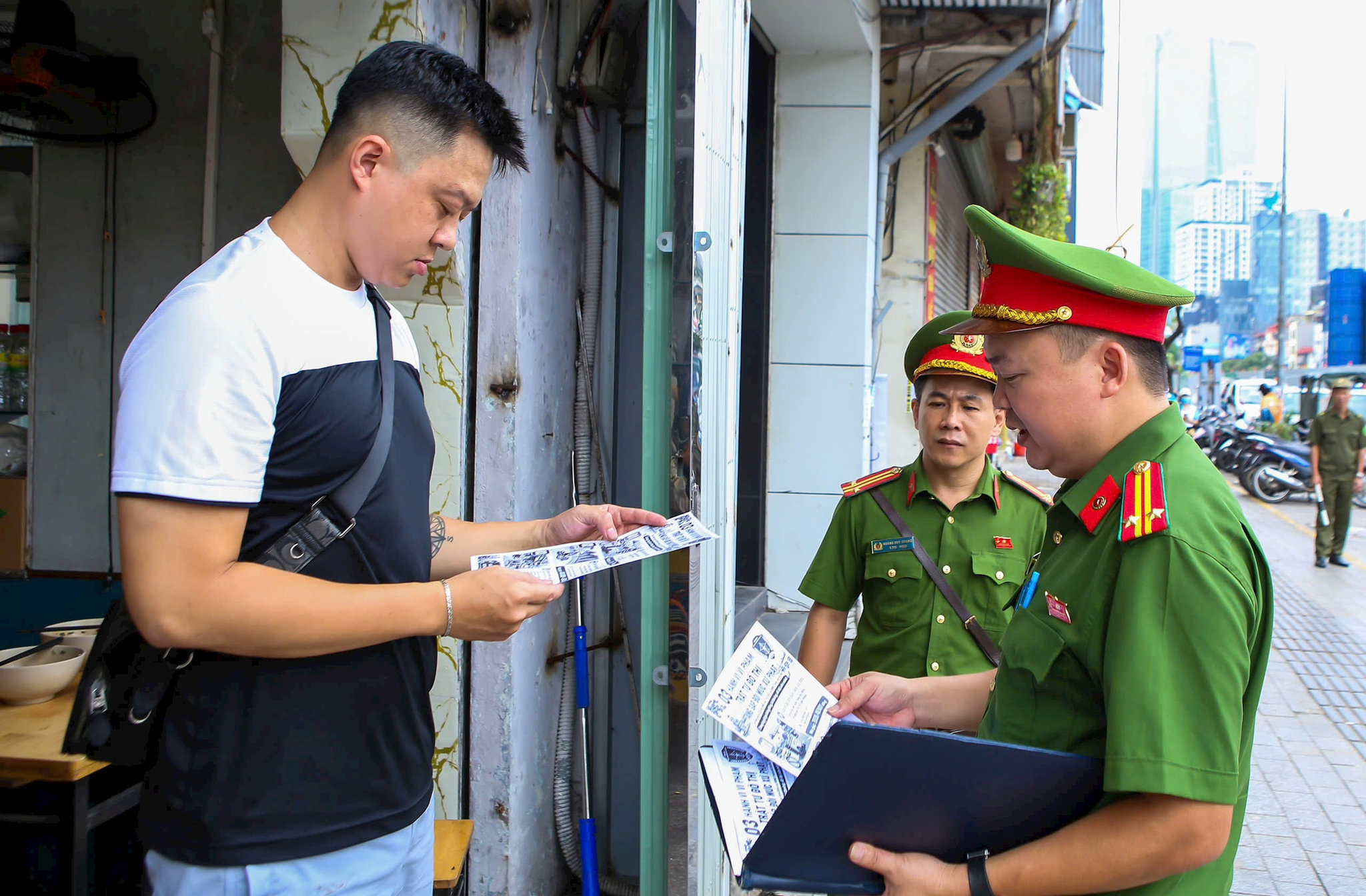 cong-an-phuong-ngoc-ha-tuyen-truyen-nghi-quyet-so-562026nq-hdnd-cho-nguoi-dan-tren-dia-ban.-anh-tien-thanh.jpg