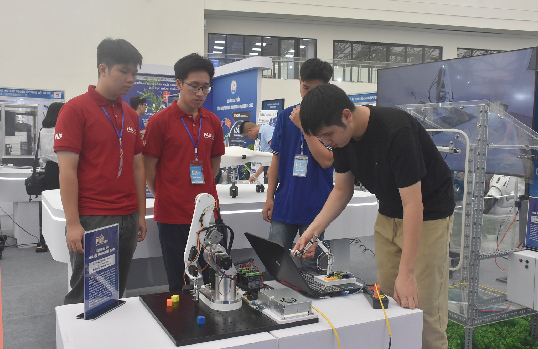 gioi-thieu-he-thong-canh-tay-robot-5-bac-tu-do-cua-truong-dai-hoc-khoa-hoc-va-cong-nghe-ha-noi-tai-tuan-le-cong-nghiep-va-cong-nghe-viet-nam.-anh-thanh-tung.jpg