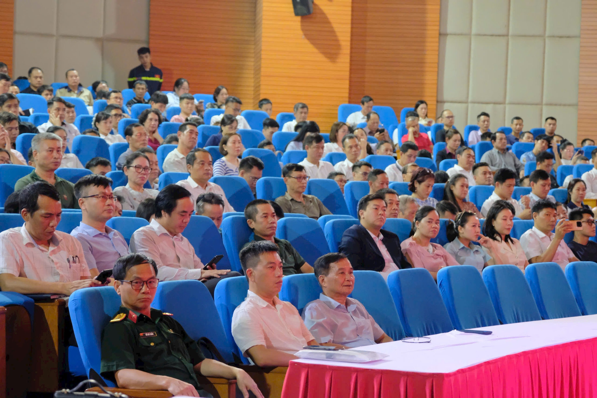 Hội nghị có sự tham gia của hơn 400 chủ cơ sở, người phụ trách PCCC của các hộ kinh doanh và cơ quan, đơn vị trên địa bàn - Ảnh PV