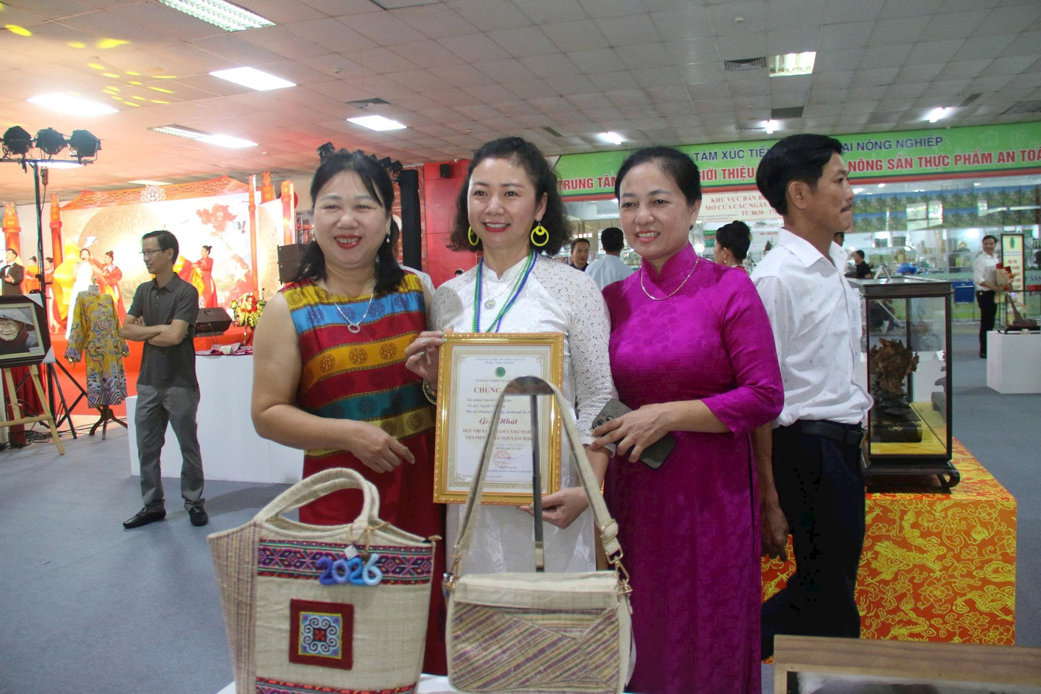 Chị Nguyễn Thị Thủy (đứng giữa) và tác phẩm đạt giải nhất Túi xách 