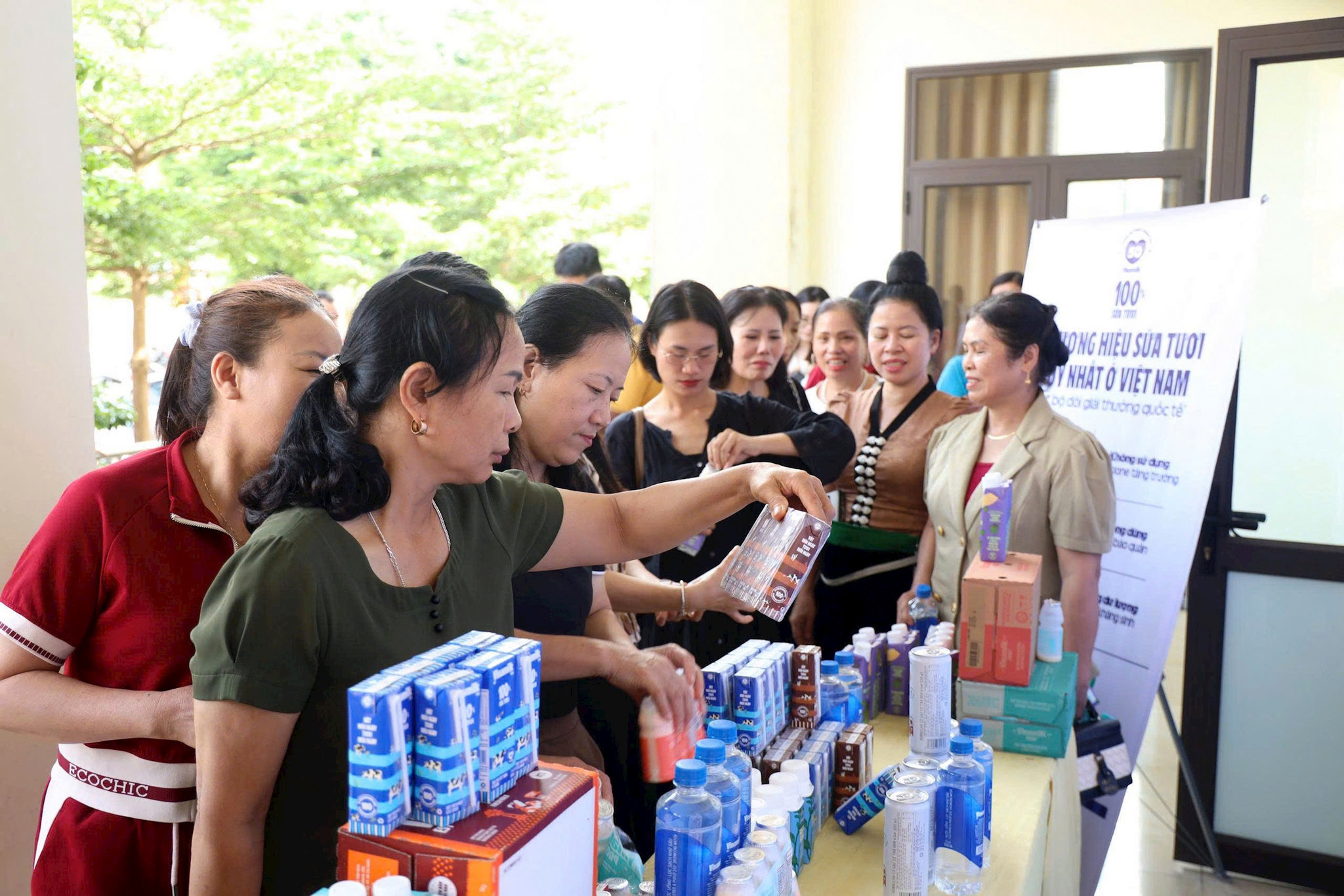  biểu tham quan các sản phẩm sữa Vinamilk.
