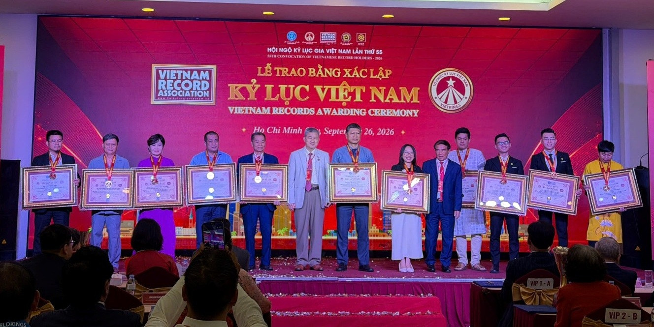Nhà văn, nhà nghiên cứu Nguyễn Xuân Tuấn cùng các kỷ lục gia nhận Bằng Kỷ lục Việt Nam với tác phẩm 