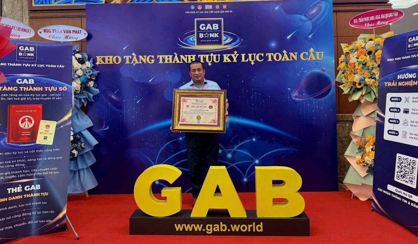 Nhà văn, nhà nghiên cứu Nguyễn Xuân Tuấn nhận Bằng kỷ Kỷ lục Việt Nam với tác phẩm 
