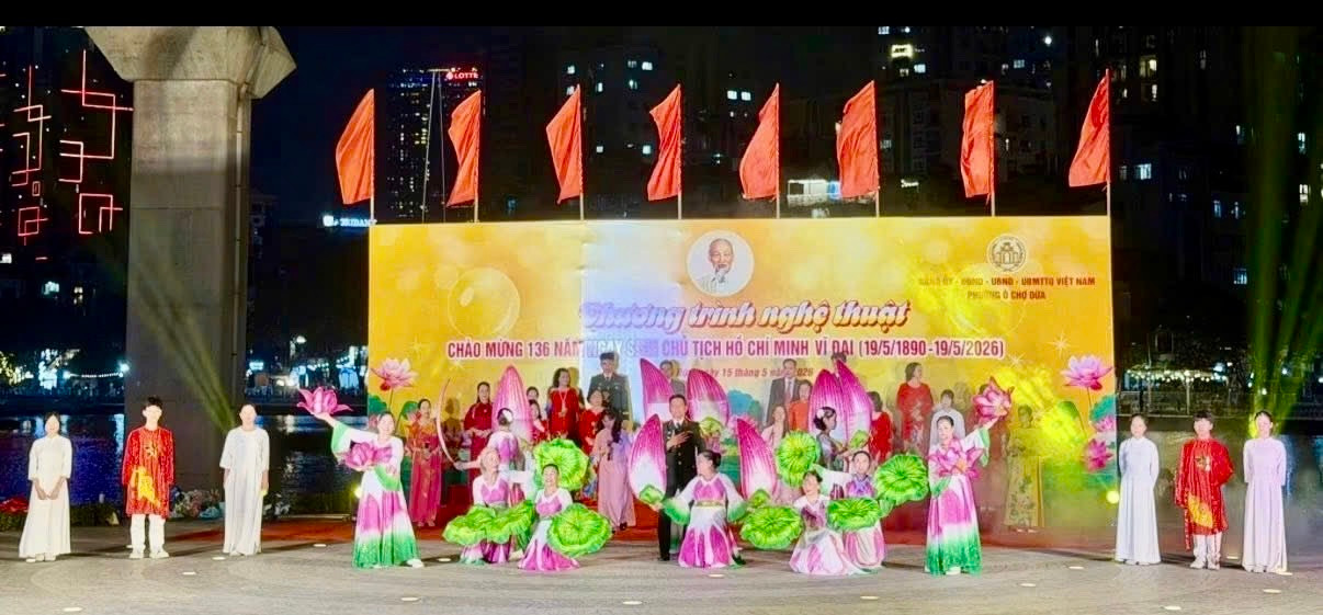 Một chương trình văn nghệ được tổ chức tại không gian công cộng trên địa bàn phường Ô Chợ Dừa. ảnh: H.Duy