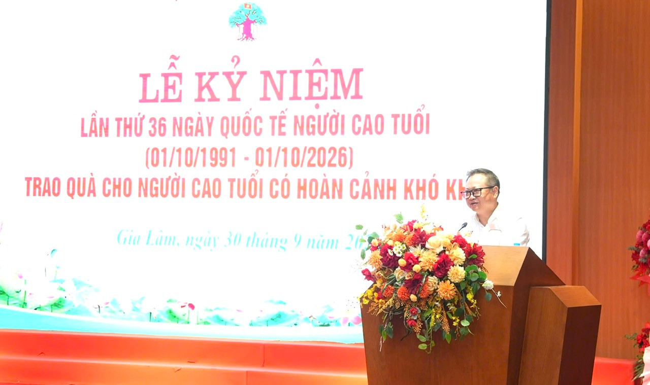 Đồng chí Lê Ngọc Anh, Thành ủy viên, Bí thư Đảng ủy xã Gia Lâm phát biểu tại buổi lễ. Ảnh: Hoàng Anh.