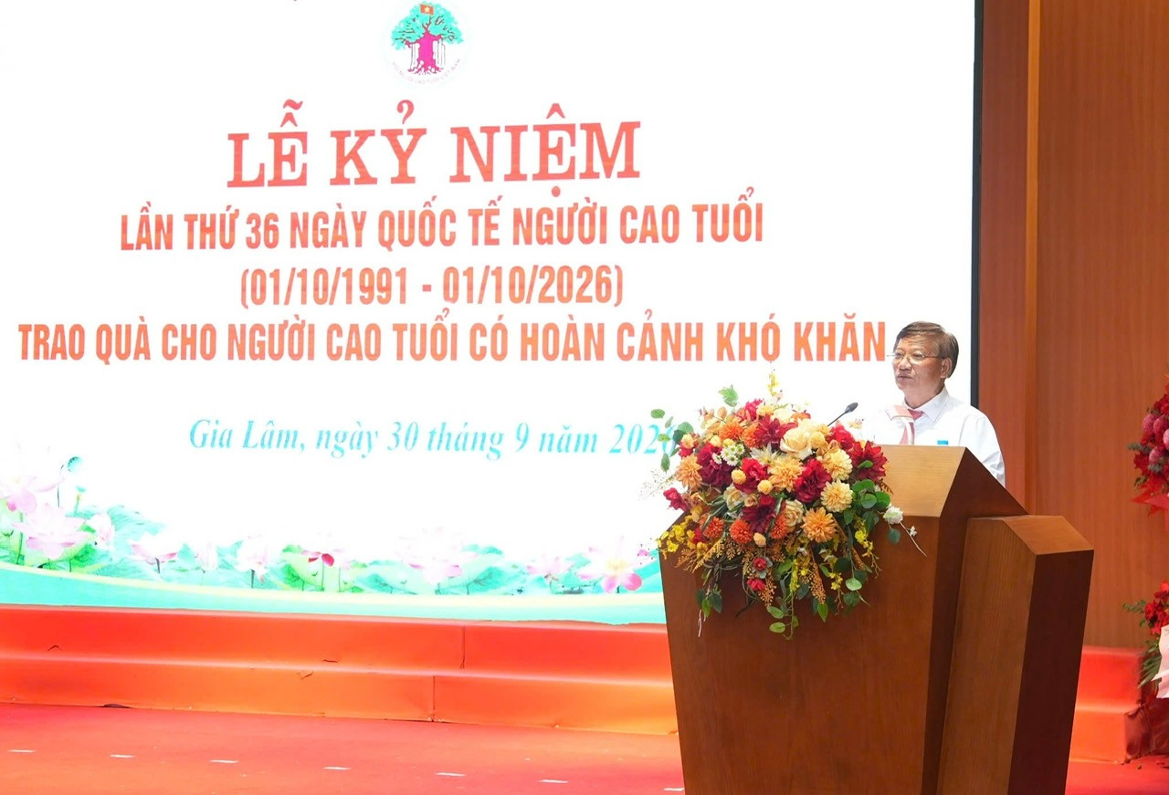 Chủ tịch Hội Người cao tuổi xã Gia Lâm Phan Đình Thái đọc diễn văn tại buổi lễ. Ảnh: Hoàng 