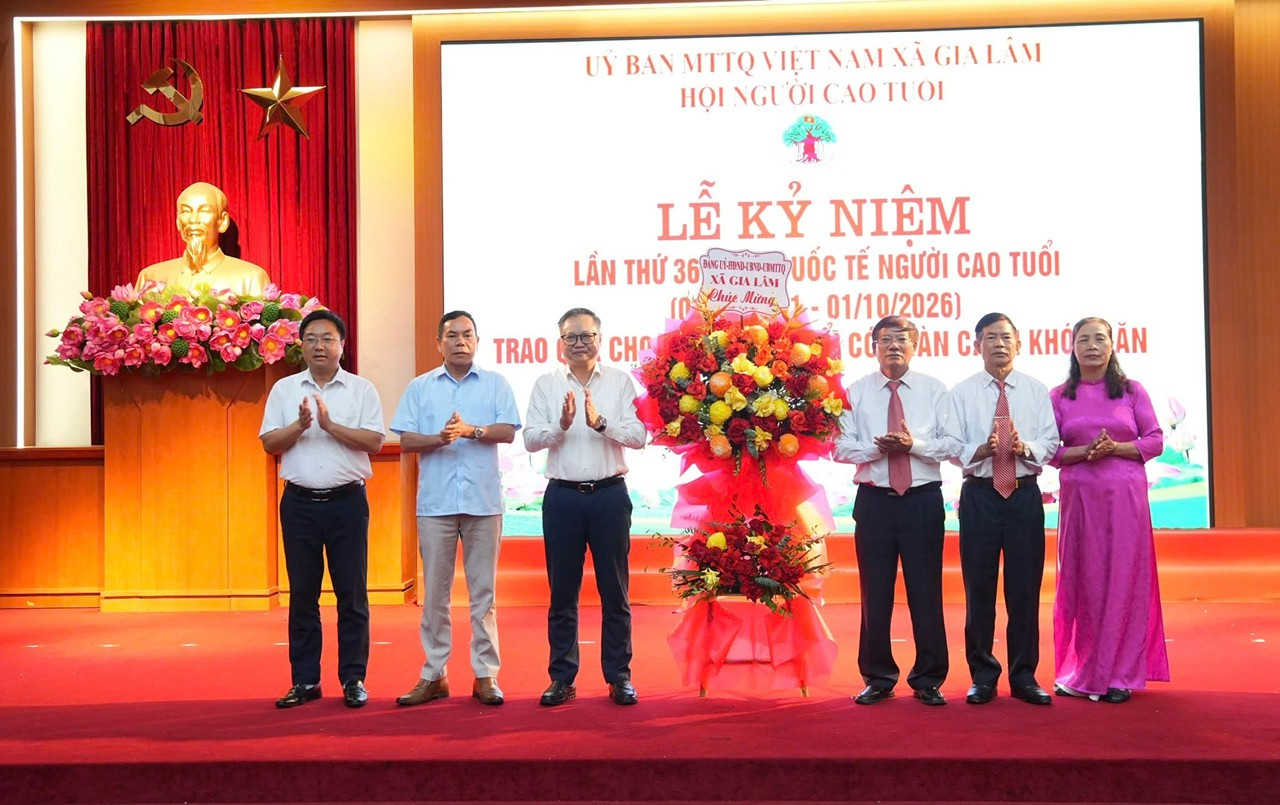 Lãnh đạo xã Gia Lâm tặng hoa chúc mừng Hội Người cao tuổi xã Gia Lâm nhân kỷ niệm Ngày Quốc tế Người cao tuổi. Ảnh: Hoàng 