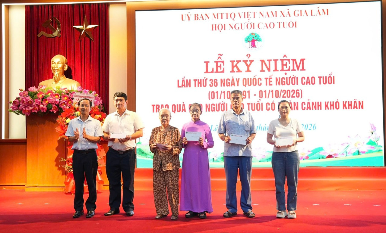 Chánh Văn phòng Hội Người cao tuổi thành phố Hà Nội Hồ Minh Tâm trao quà cho người cao tuổi có hoàn cảnh khó khăn. Ảnh: Hoàng An