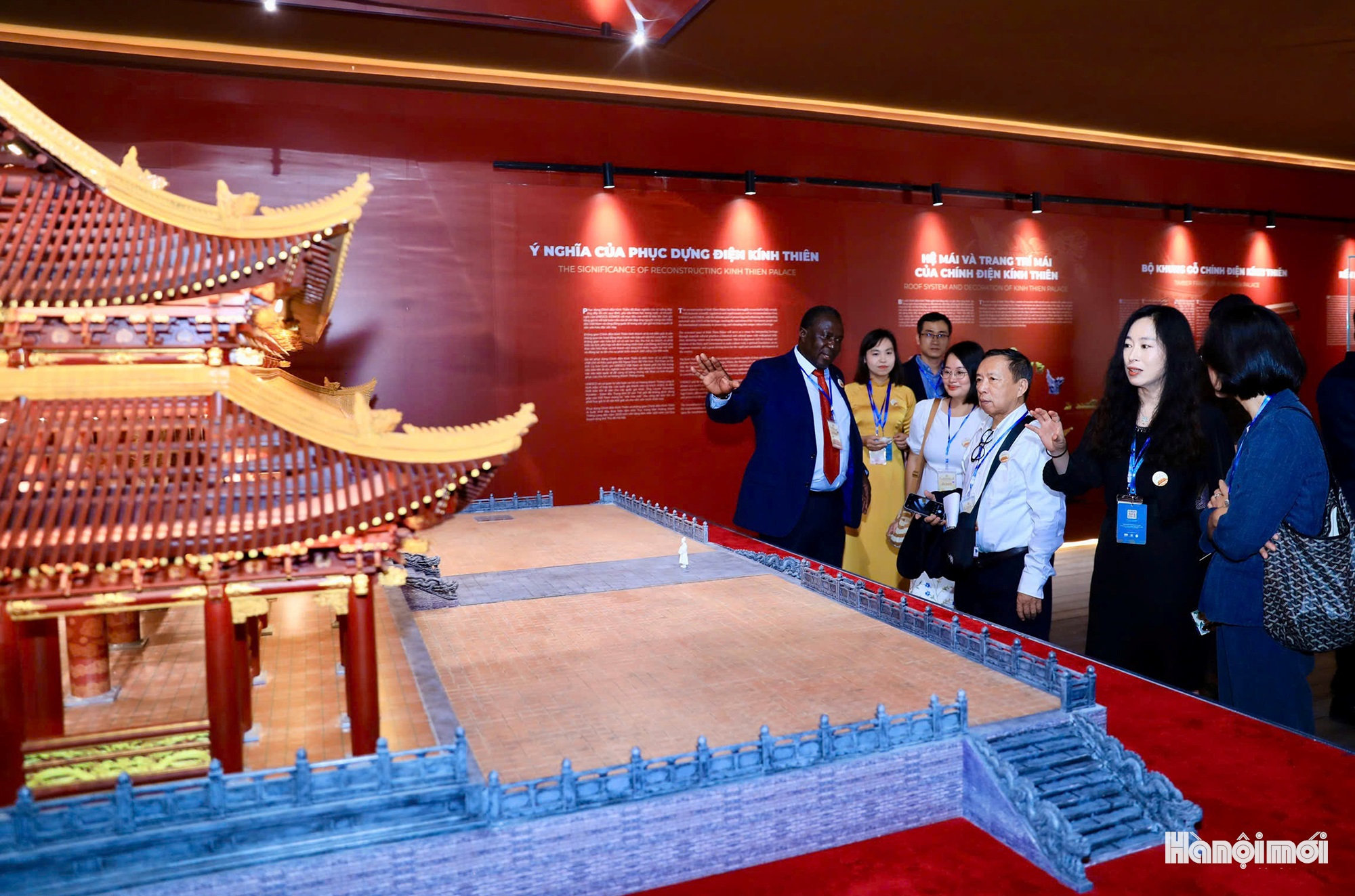 Giám đốc Trung tâm Di sản Thế giới UNESCO Lazare Eloundou Assomo và các đại biểu tham quan mô hình Điện Kính Thiên. Ảnh: Quang Thái