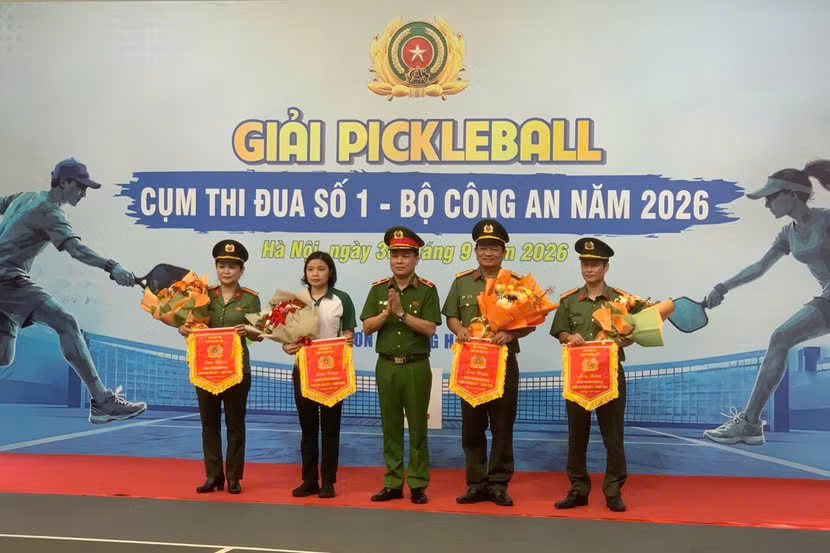 Thiếu tướng Lê Văn Tuân -Phó Giám đốc CATP Hà Nội trao cờ lưu niệm cho các đơn vị dự giải.Ảnh: Công an thành phố Hà Nội