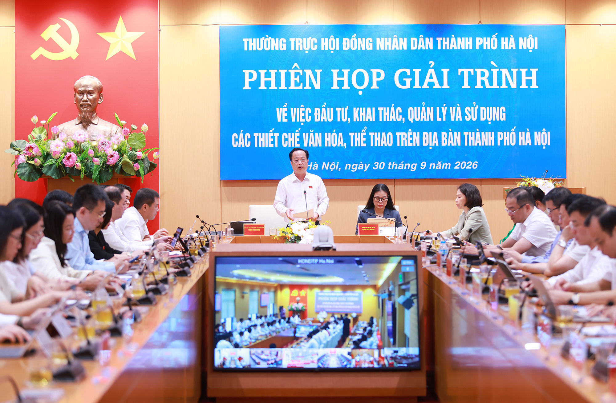 Chủ tọa điều hành phiên họp giải trình. Ảnh: Văn Tuyến