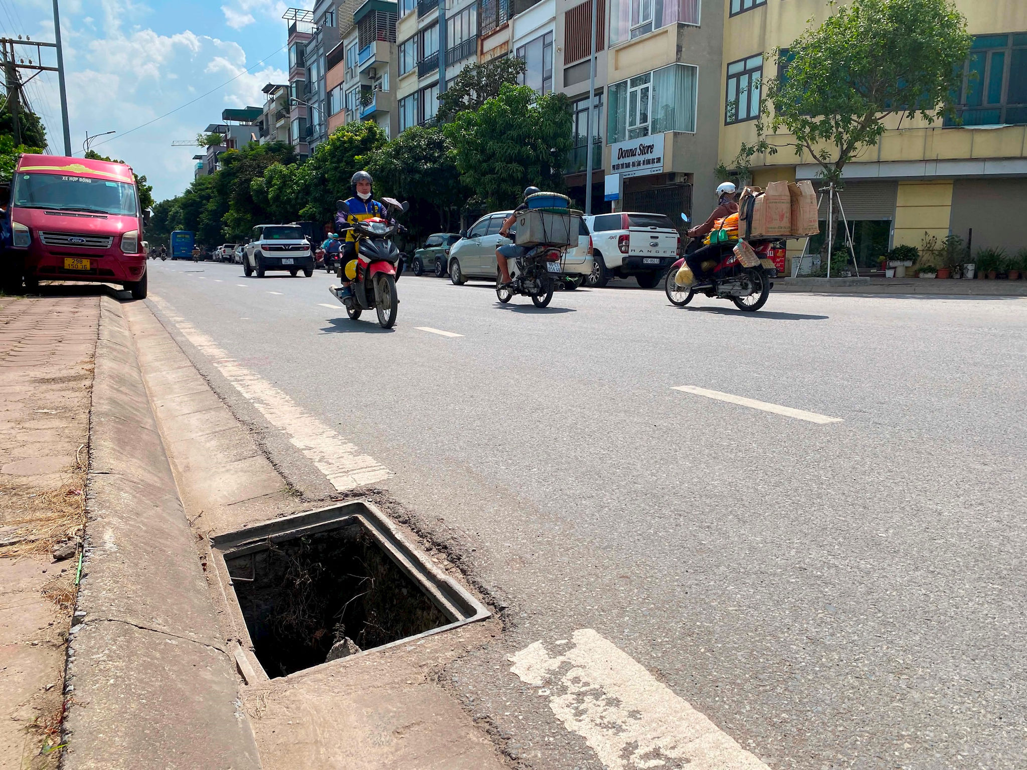 21 hố ga không có nắp đậy được phóng viên ghi nhận trên phố Nguyễn Thời Trung. Ảnh: PV