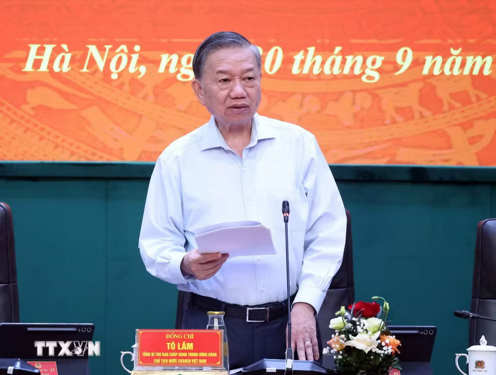 ttxvn_tong-bi-thu-chu-tich-nuoc-du-hoi-nghi-dang-uy-cong-an-trung-uong-quy-iii-1960.jpg
