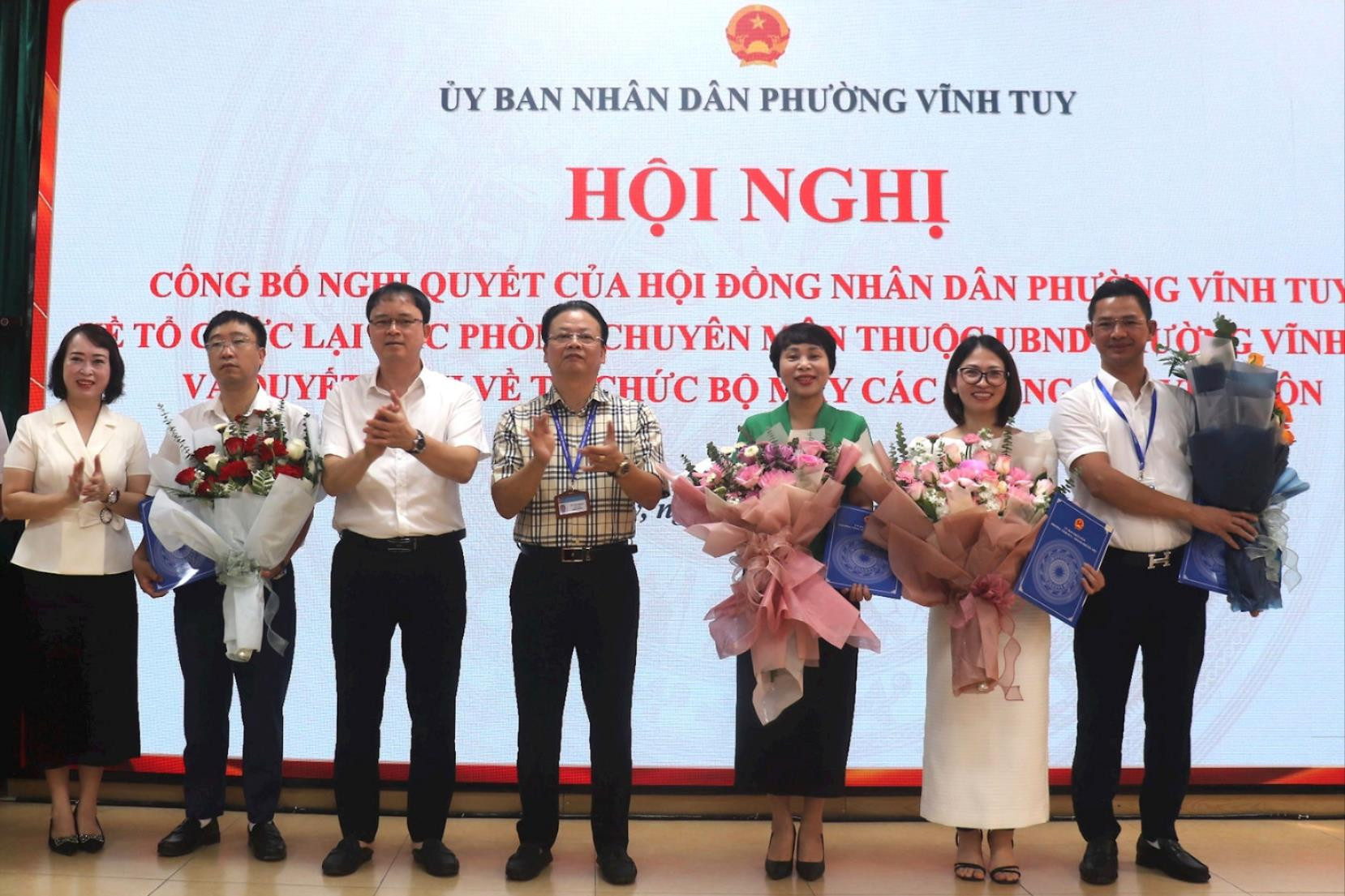 Phường Vĩnh Tuy công bố quyết định về tổ chức bộ máy các phòng chuyên môn