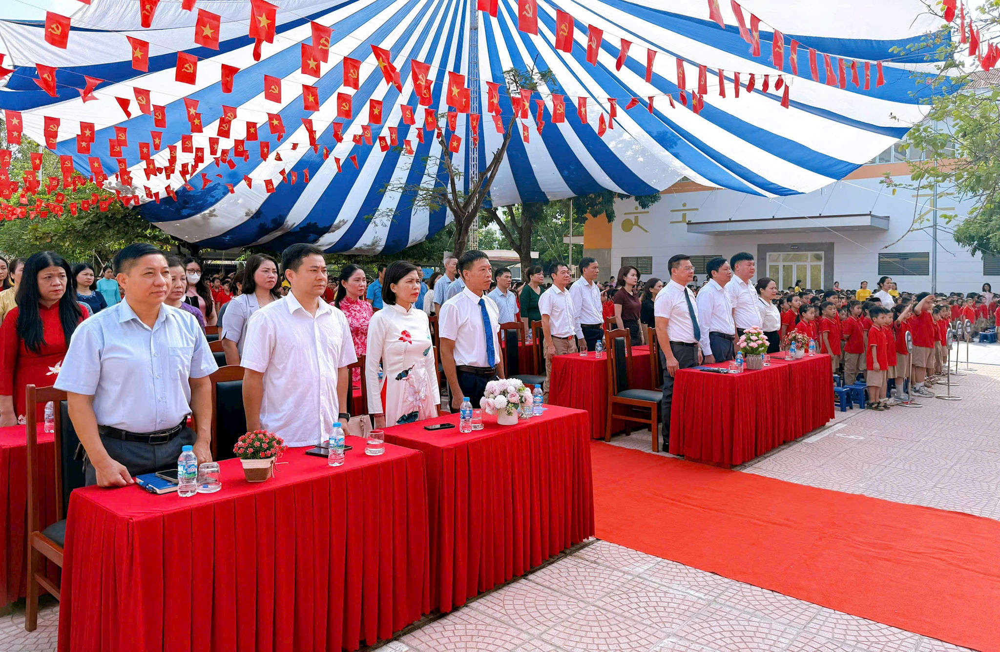 anh-3-cac-dai-bieu-chao-co-truong-th-tan-trieu.jpg