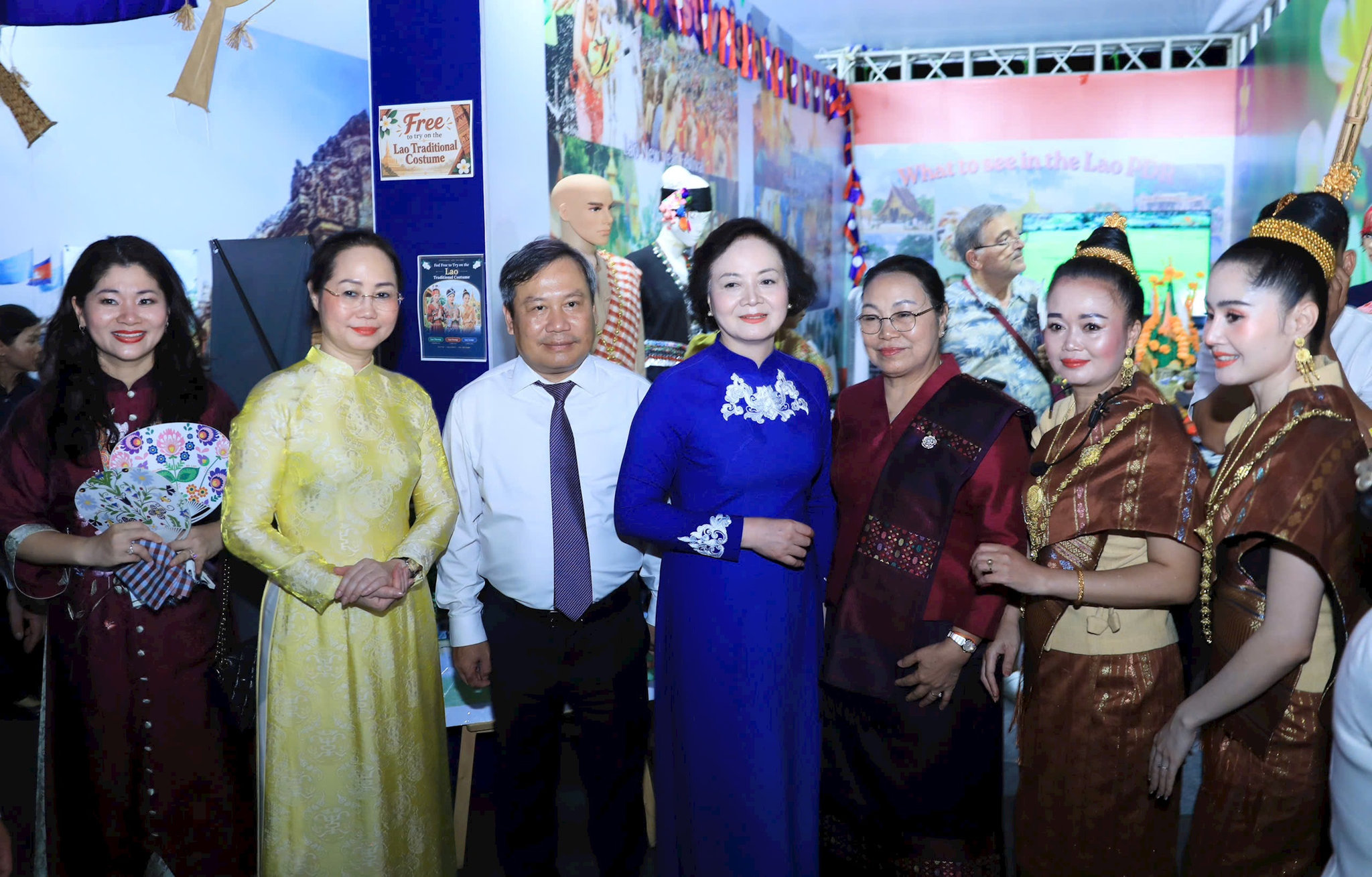 Phó Thủ tướng Phạm Thị Thanh Trà cùng Chủ tịch UBND thành phố Hà Nội Vũ Đại Thắng và các đại biểu tham quan c