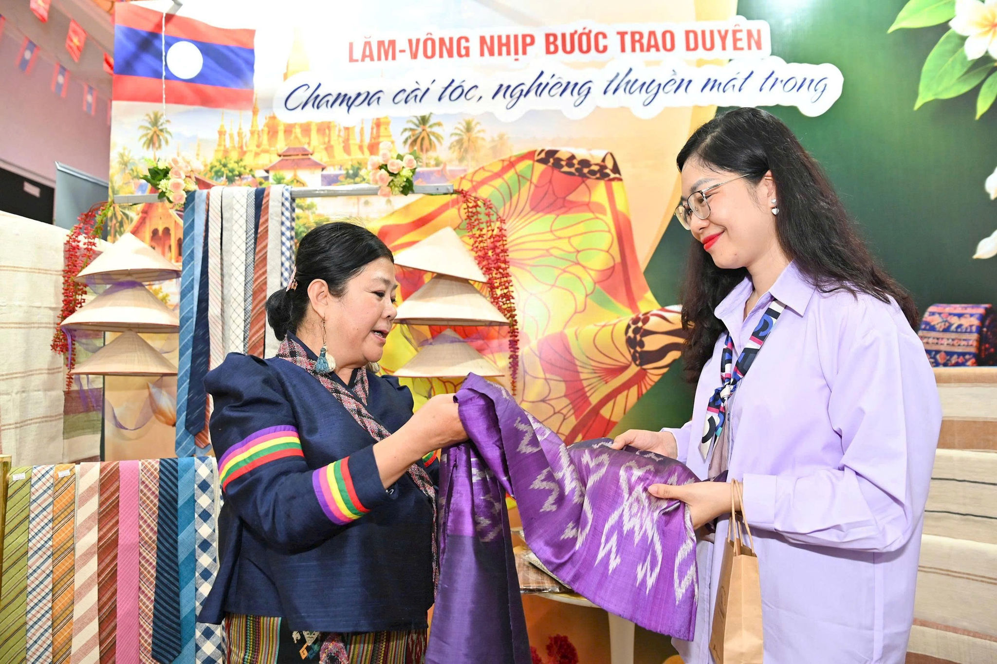 Hơn 100 sản phẩm Việt - Lào được giới thiệu tại Hà Nội