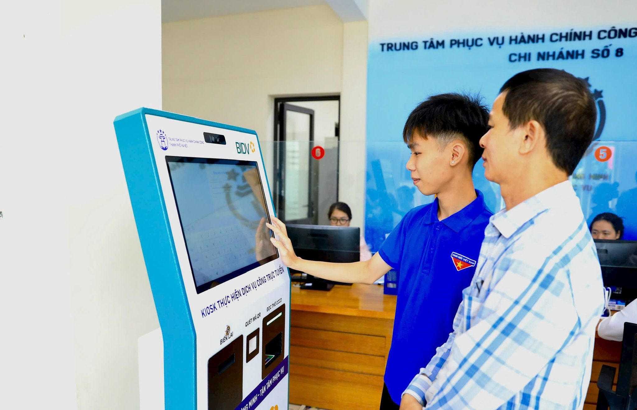 doan-vien-thanh-nien-ho-tro-nguoi-dan-thuc-hien-dich-vu-cong-truc-tuyen-tai-trung-tam-phuc-vu-hanh-chinh-cong-thanh-pho-ha-noi-chi-nhanh-so-8.-anh-pham-hung.jpg