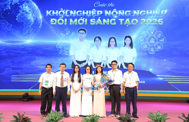 nhom-sinh-vien-khoa-cong-nghe-thuc-pham-doat-giai-nhat-cuoc-thi-khoi-nghiep-nong-nghiep-va-doi-moi-sang-tao-nam-2026-do-hoc-vien-nong-nghiep-viet-nam-to-chuc.-anh-quang-huy.png