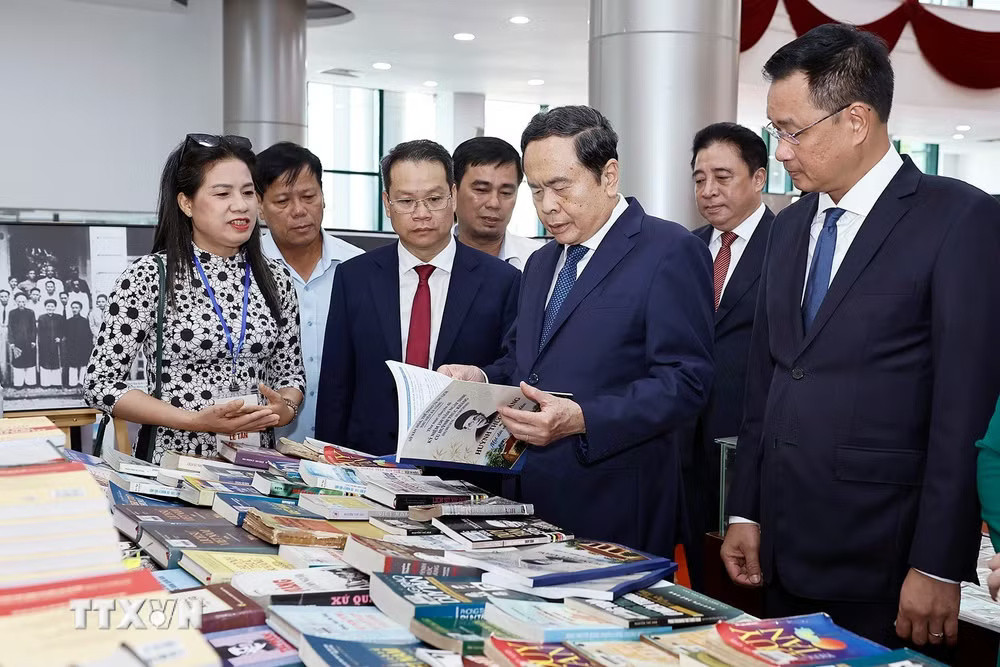 ziddyx5eqim76-_ttxvn-chu-tich-quoc-hoi-tran-thanh-man-du-le-ky-niem-150-nam-ngay-sinh-cu-huynh-thuc-khang-9059390-1.jpg