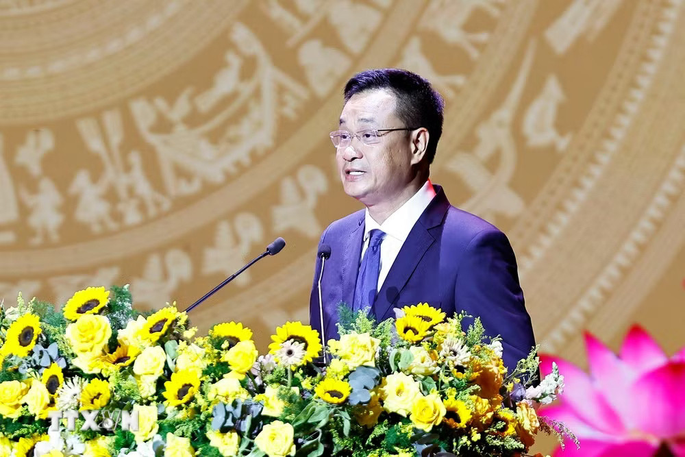 ziddyx5eqim76-_ttxvn_chu-tich-quoc-hoi-tran-thanh-man-du-le-ky-niem-150-nam-ngay-sinh-cu-huynh-thuc-khang-9059574-2.jpg