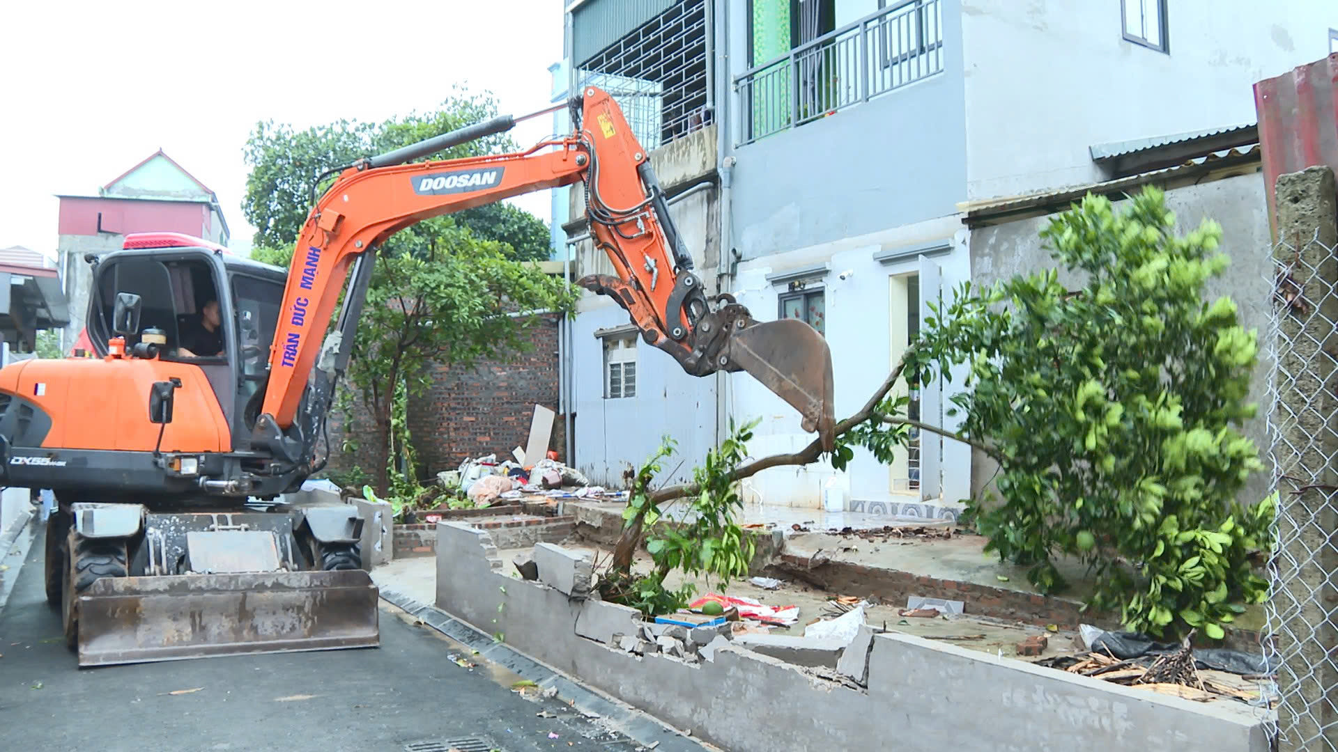 Xã Phúc Thịnh cưỡng chế một công trình vi phạm. Ảnh: Thanh Hà