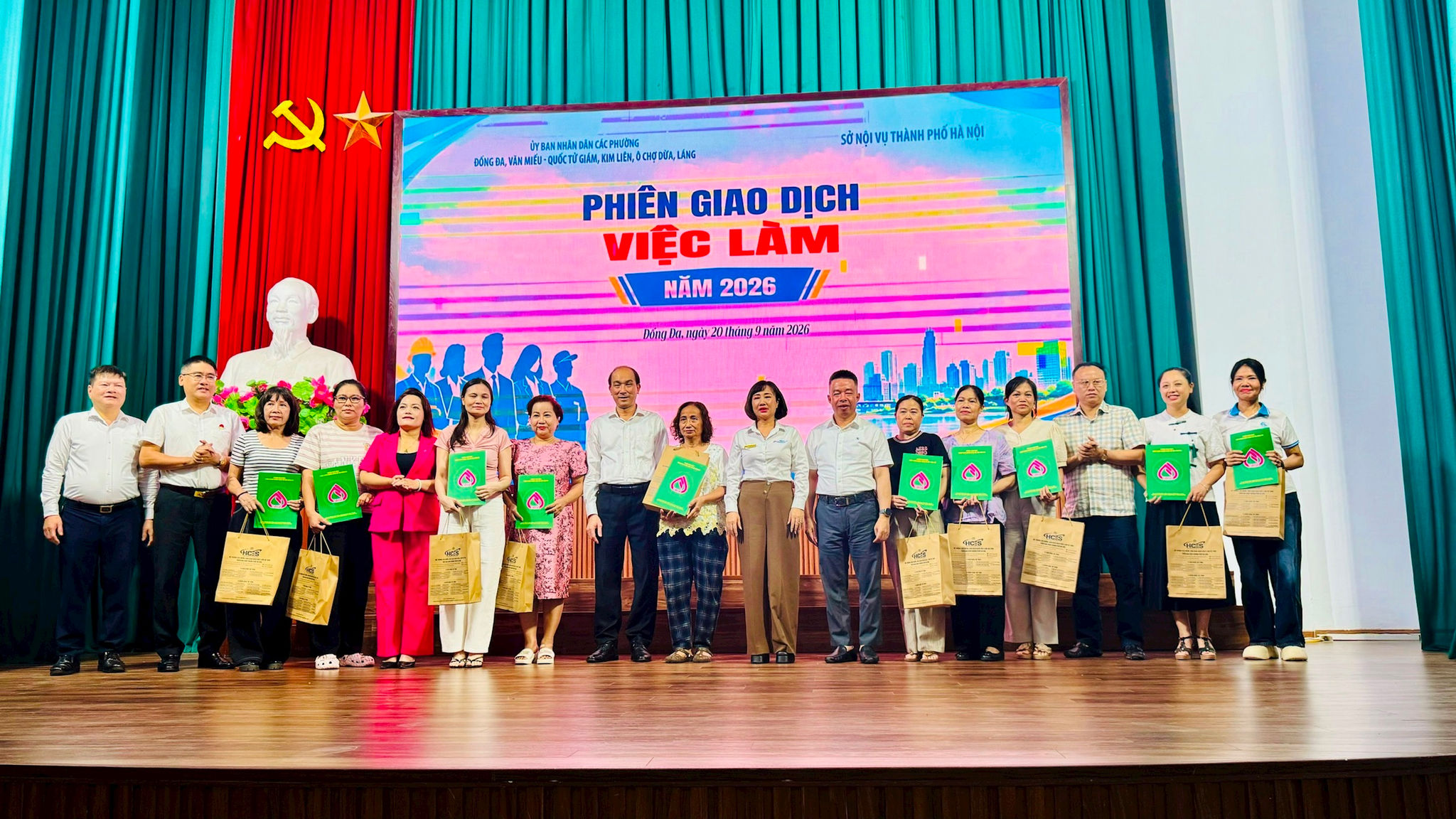 Hoạt động trao quà và trao hợp đồng vay vốn bằng chính sách ưu đãi của nhà nước tại các phiên giao dịch việc làm. Ảnh: Mai Hoa