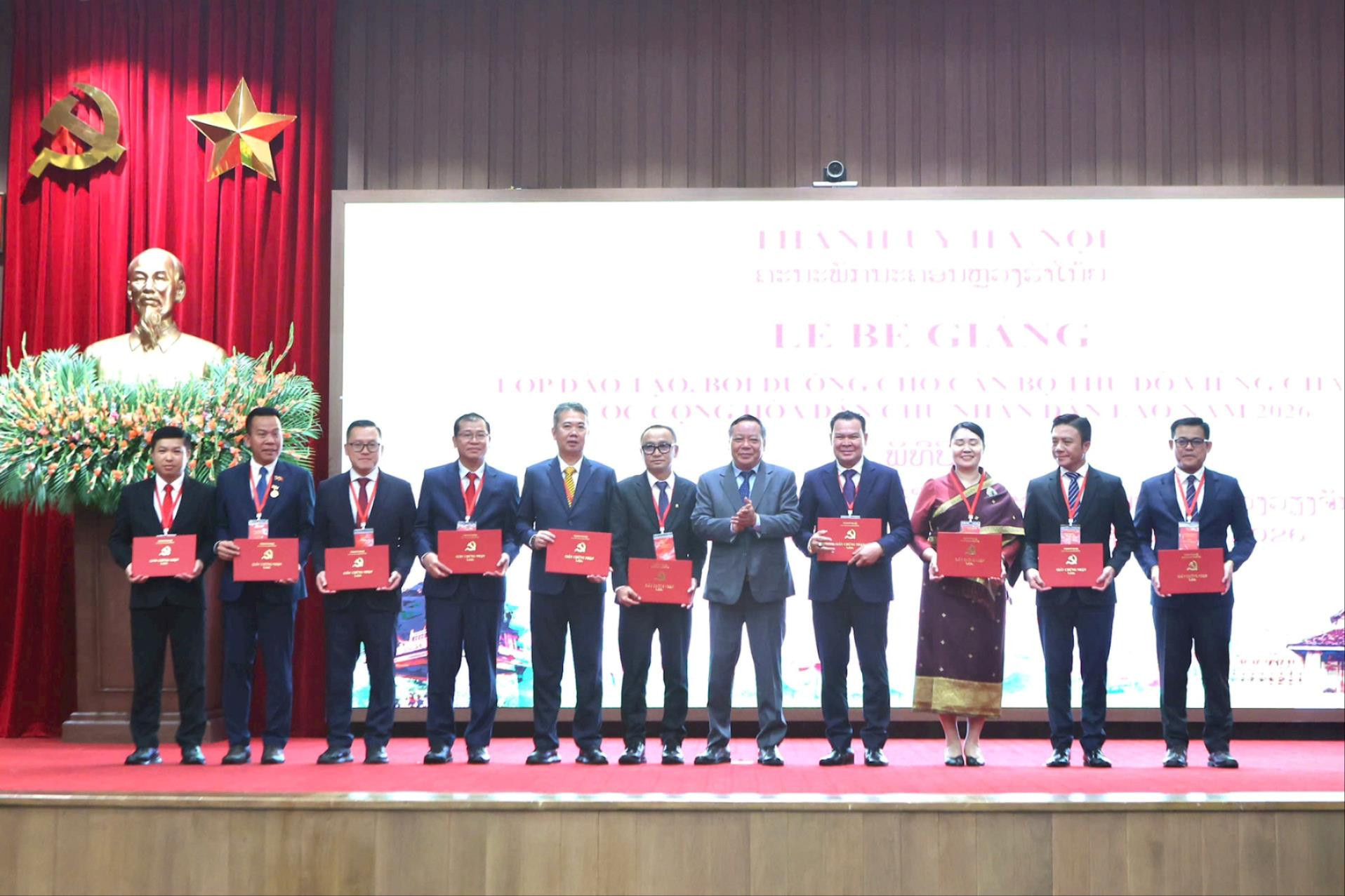 Thành ủy Hà Nội bế giảng lớp đào tạo, bồi dưỡng cho cán bộ Thủ đô Viêng Chăn (Lào)