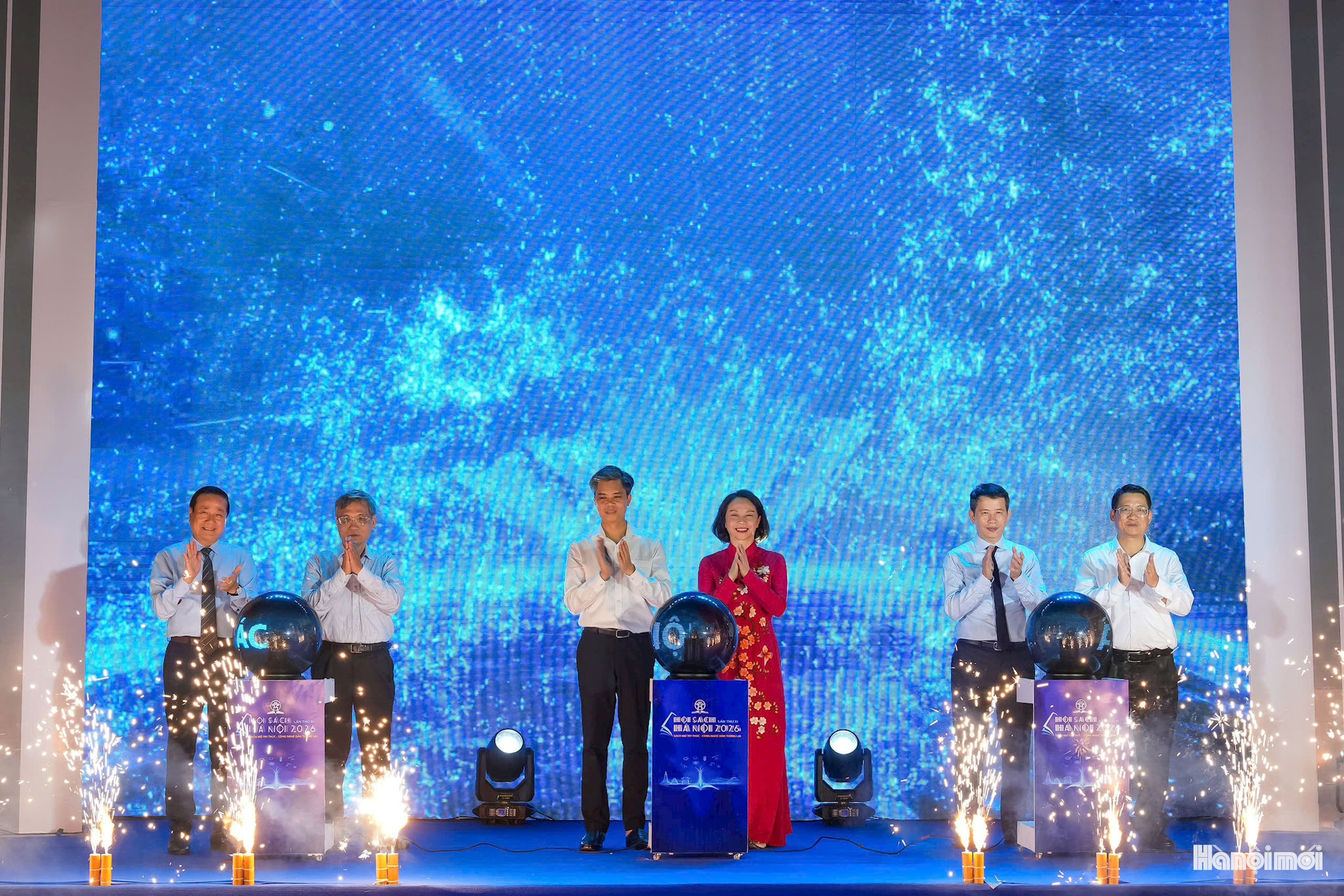 Các đại biểu thực hiện nghi thức bấm nút chính thức khai mạc Hội Sách Hà Nội lần thứ XI - năm 2026 với chủ đề “Sách mở tri thức - Công nghệ dẫn tương lai”. Ảnh: Duy Khánh
