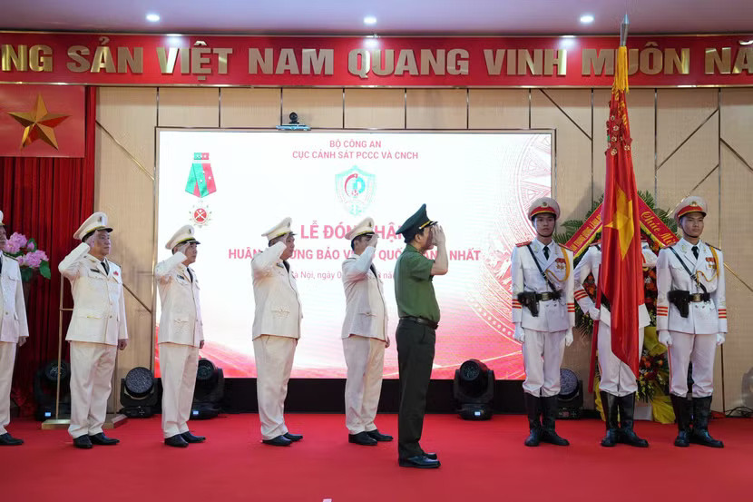 Một chặng đường vẻ vang đầy tự hào của người lính cứu hoả. Ảnh: Bảo H