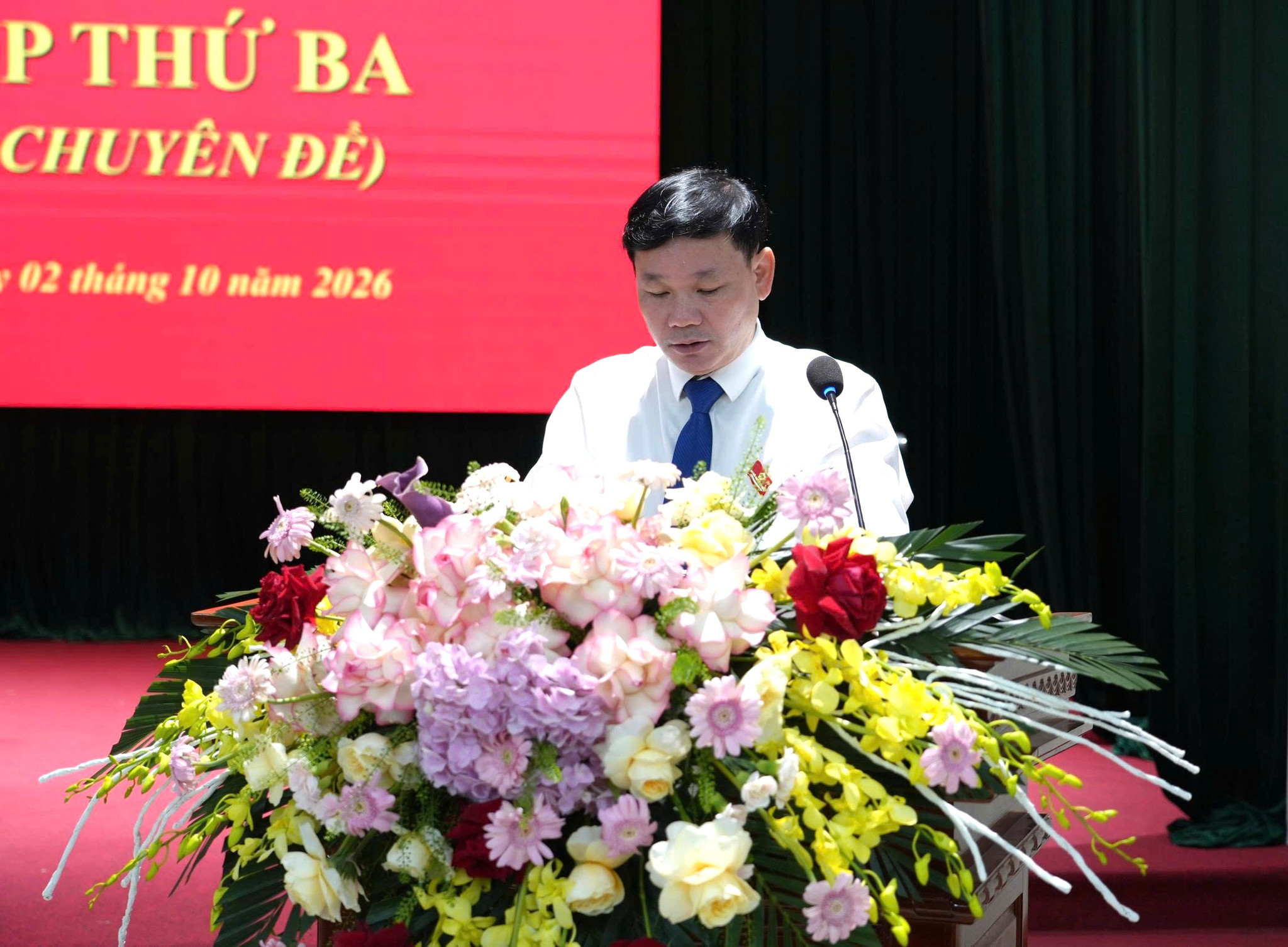 Bí thư Đảng ủy xã Liên Minh Nguyễn Tiến Toàn phát biểu tại kỳ họp. Ảnh: Đào Thắm