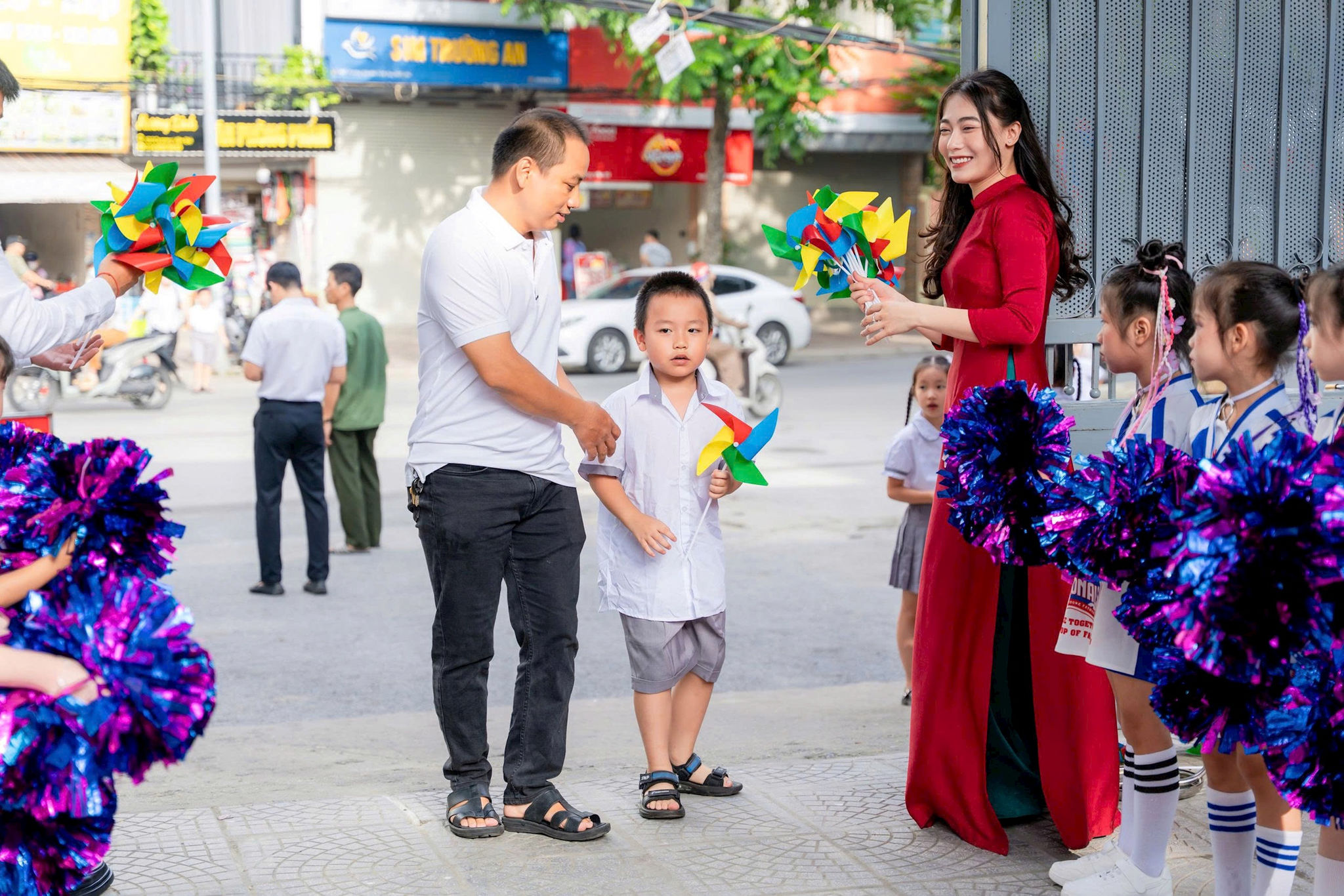 Ngày khai giảng năm học mtại Trường tiểu học và THCS Tân Khai, phường Vĩnh Hưng (Ảnh Lê Nguyễn)