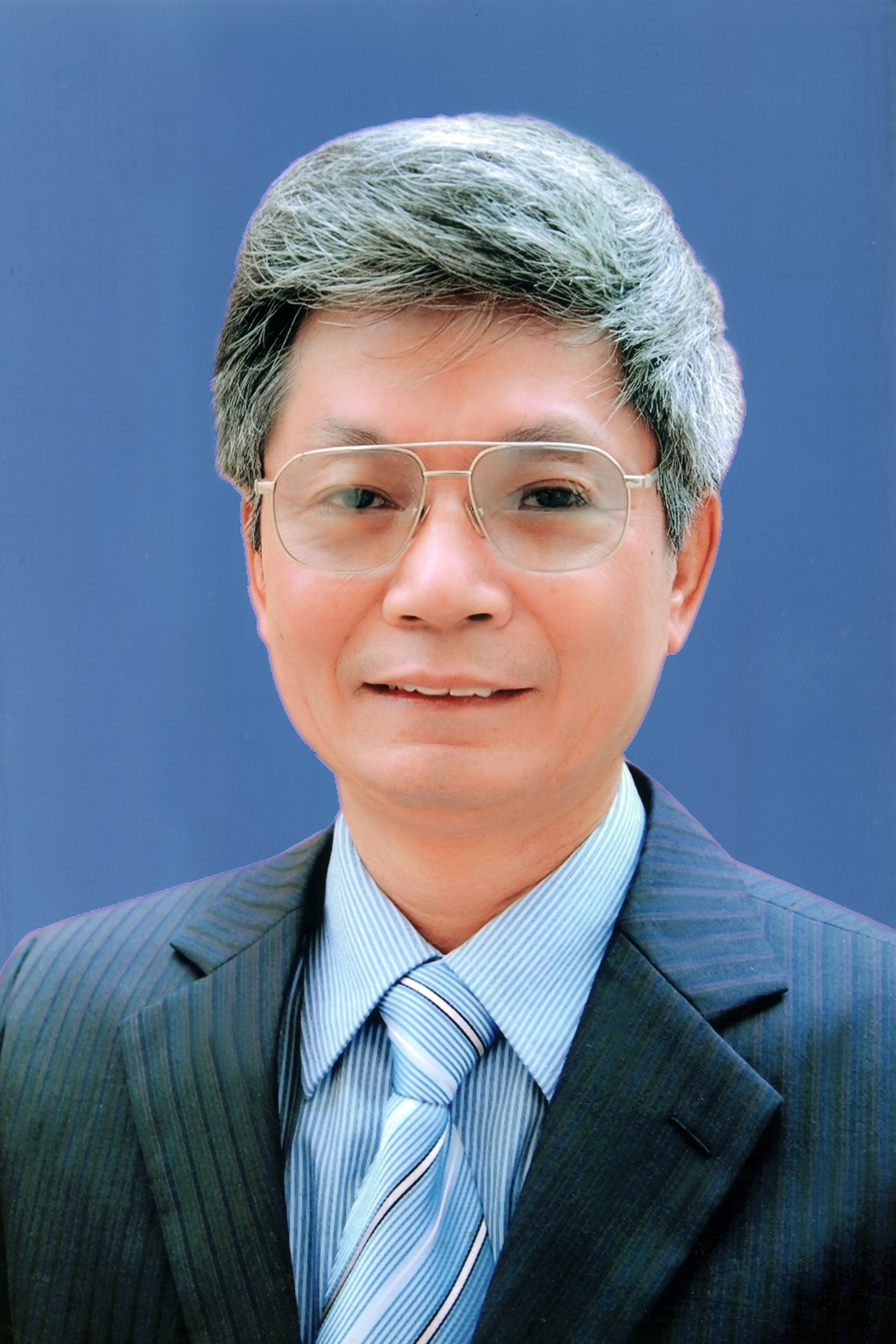 01-gs-la-nham-thin-chan-dung.jpg