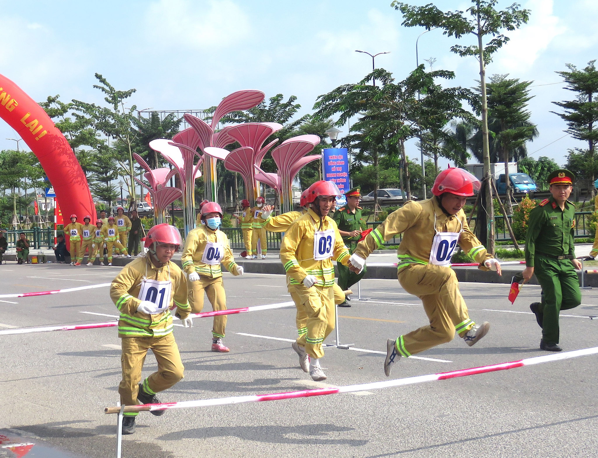 Các đội thi tham gia tranh tài. Ảnh: PV