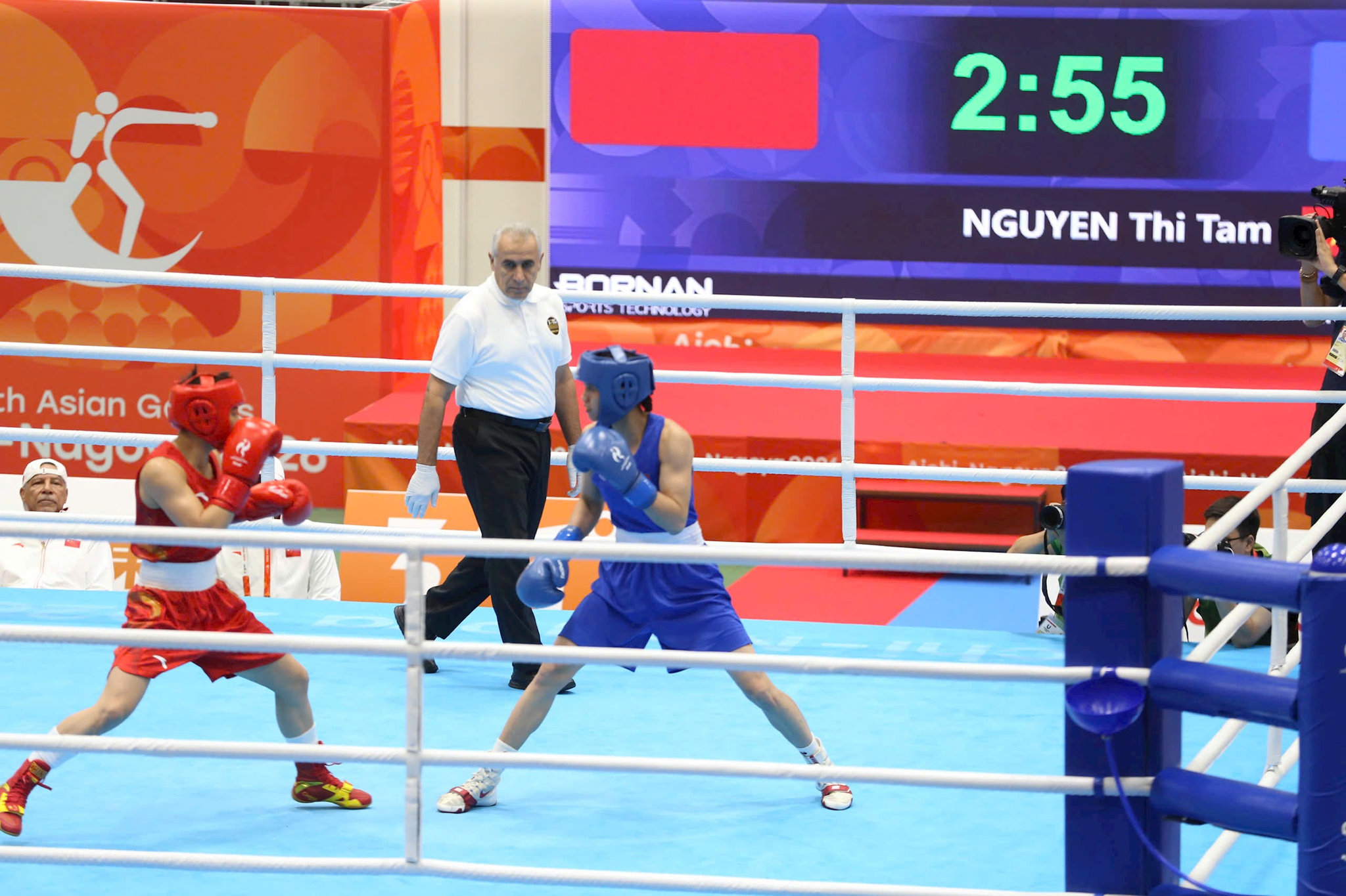 2-nguyen-thi-tgaam-ao-xanh.jpg