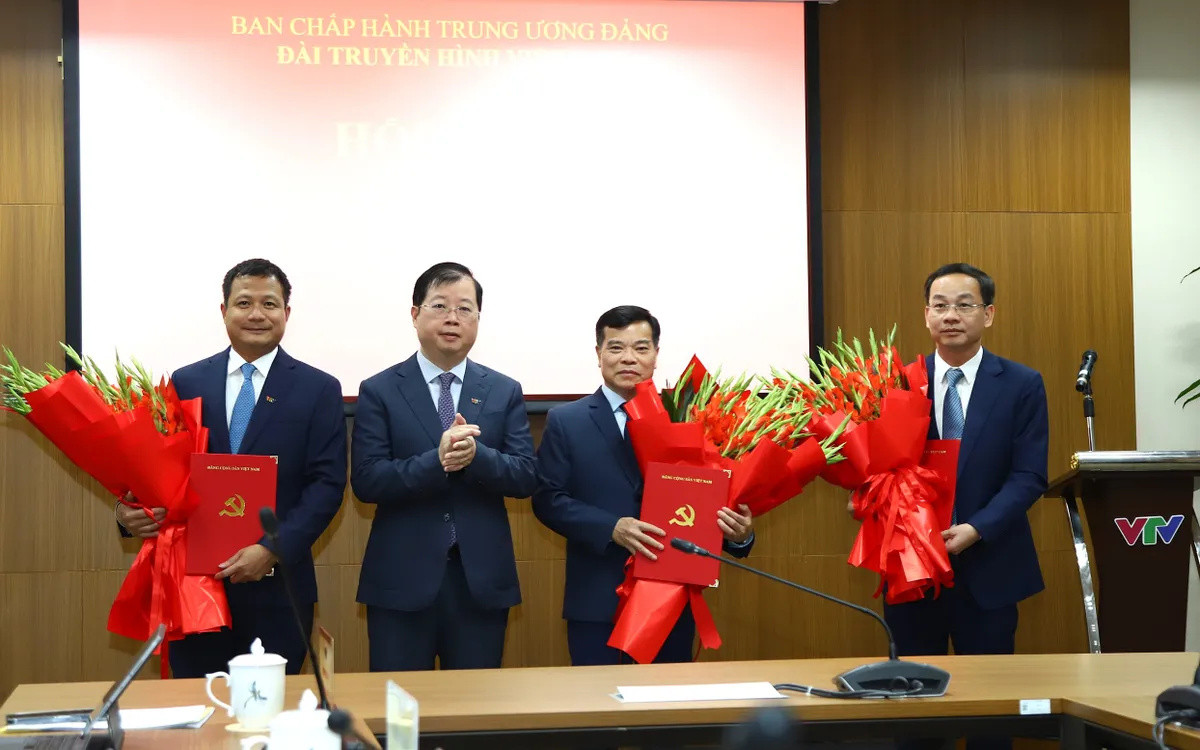 Đồng chí Nguyễn Thanh Lâm, Tổng Giám đốc Đài Truyền hình Việt Nam trao hoa chúc mừng các đồng chí: Đỗ Đức Hoàng, Lê Quyền, Đinh Đắc Vĩnh được bổ nhiệm giữ chức Phó Tổng Giám đốc Đài THVN