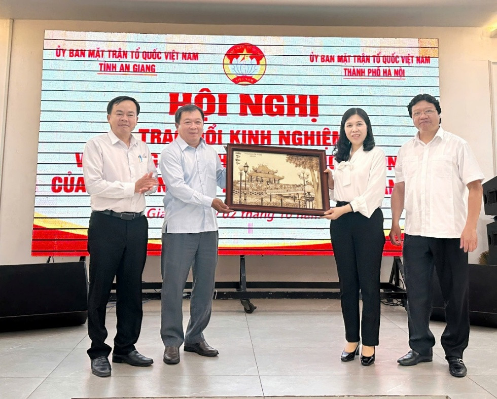 Ủy viên Ban Thường vụ Tỉnh uỷ, Phó Chủ tịch Thường trực Ủy ban MTTQ Việt Nam tỉnh An Giang Lê Thanh Việt trao quà lưu niệm tới Đoàn công tác của Ủy ban MTTQ Việt Nam thành phố Hà Nội. Ảnh: PV